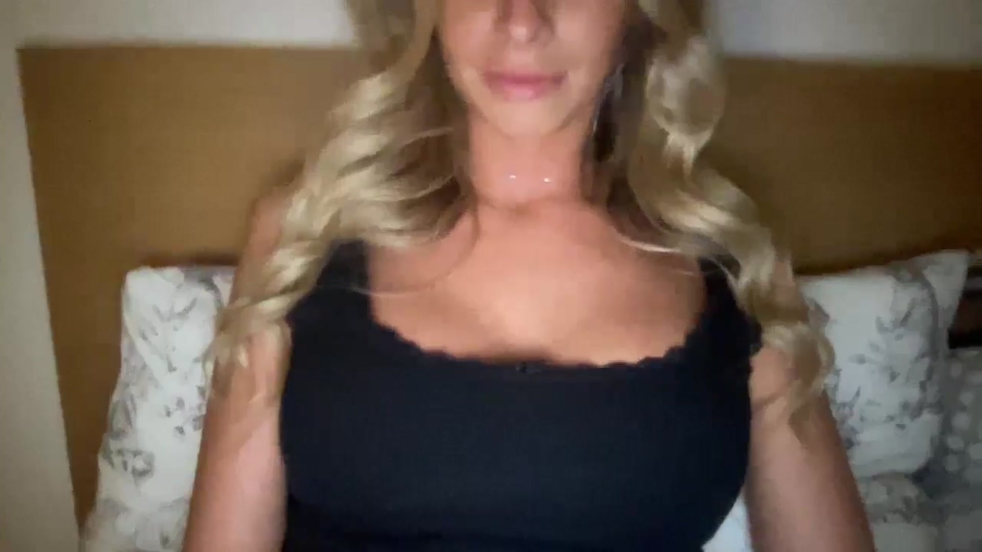 Gallery image thumbnail from Sophia_may7's myfreecams stream on, 06/03/2024, 21:45 image 7 of 20