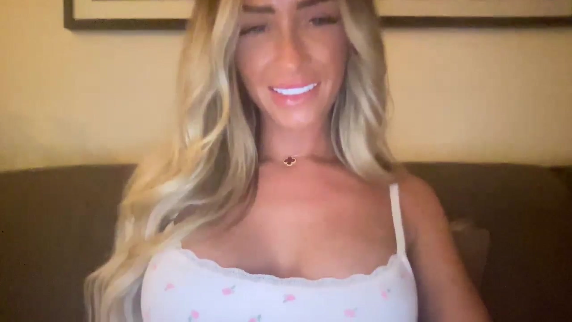 Gallery image thumbnail from Sophia_may7's myfreecams stream on, 08/11/2024, 20:00 image 17 of 20