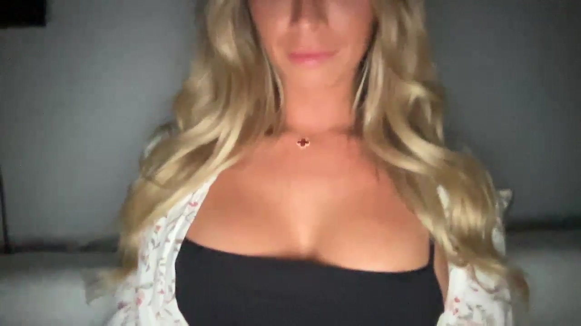 Gallery image thumbnail from Sophia_may7's myfreecams stream on, 08/23/2024, 23:05 image 11 of 20