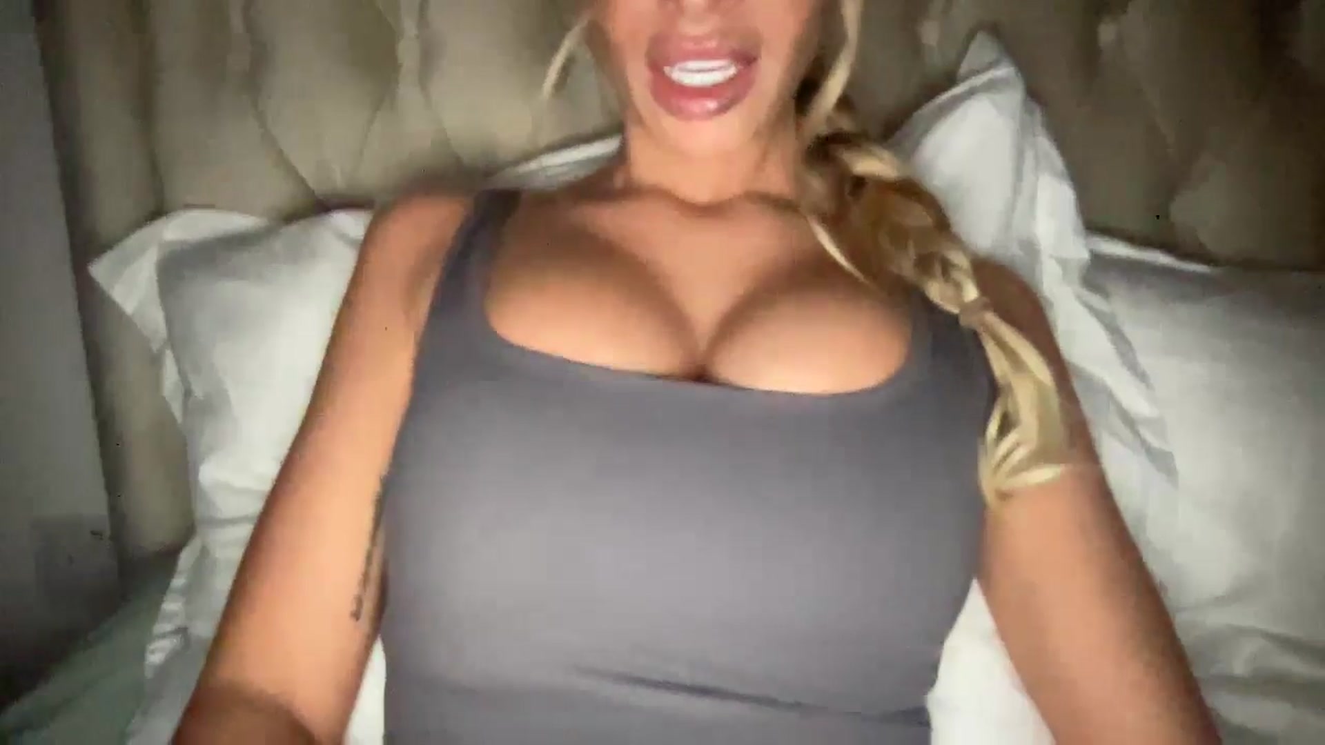 Gallery image thumbnail from Sophiaamay's myfreecams stream on, 12/13/2024, 23:21 image 18 of 20
