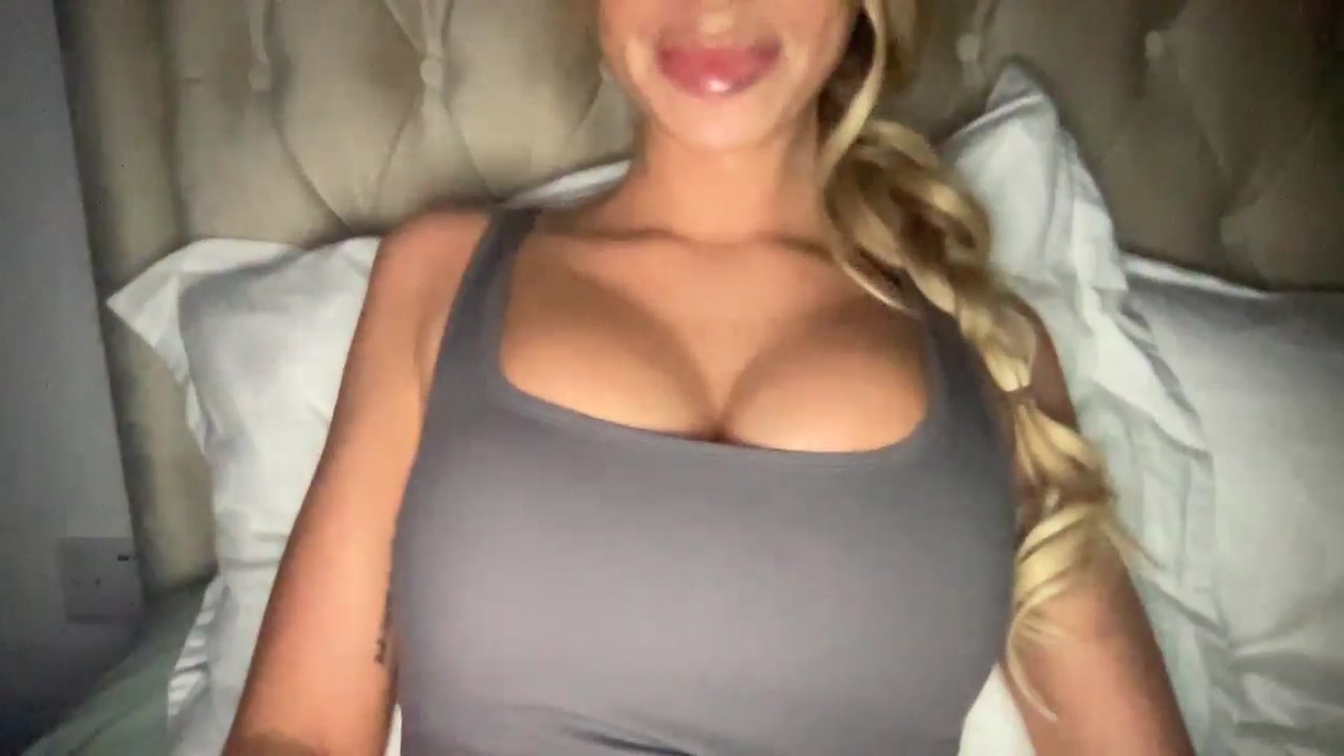 Gallery image thumbnail from Sophiaamay's myfreecams stream on, 12/13/2024, 23:21 image 10 of 20