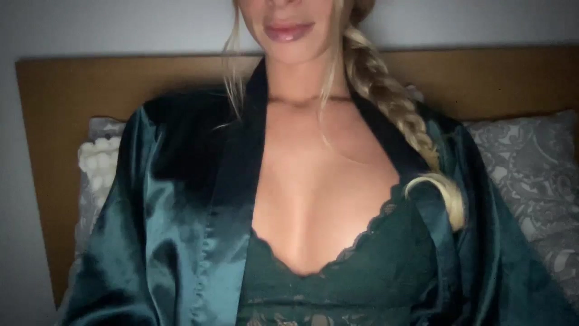 Gallery image thumbnail from Sophiaamay's myfreecams stream on, 12/15/2024, 21:49 image 6 of 20
