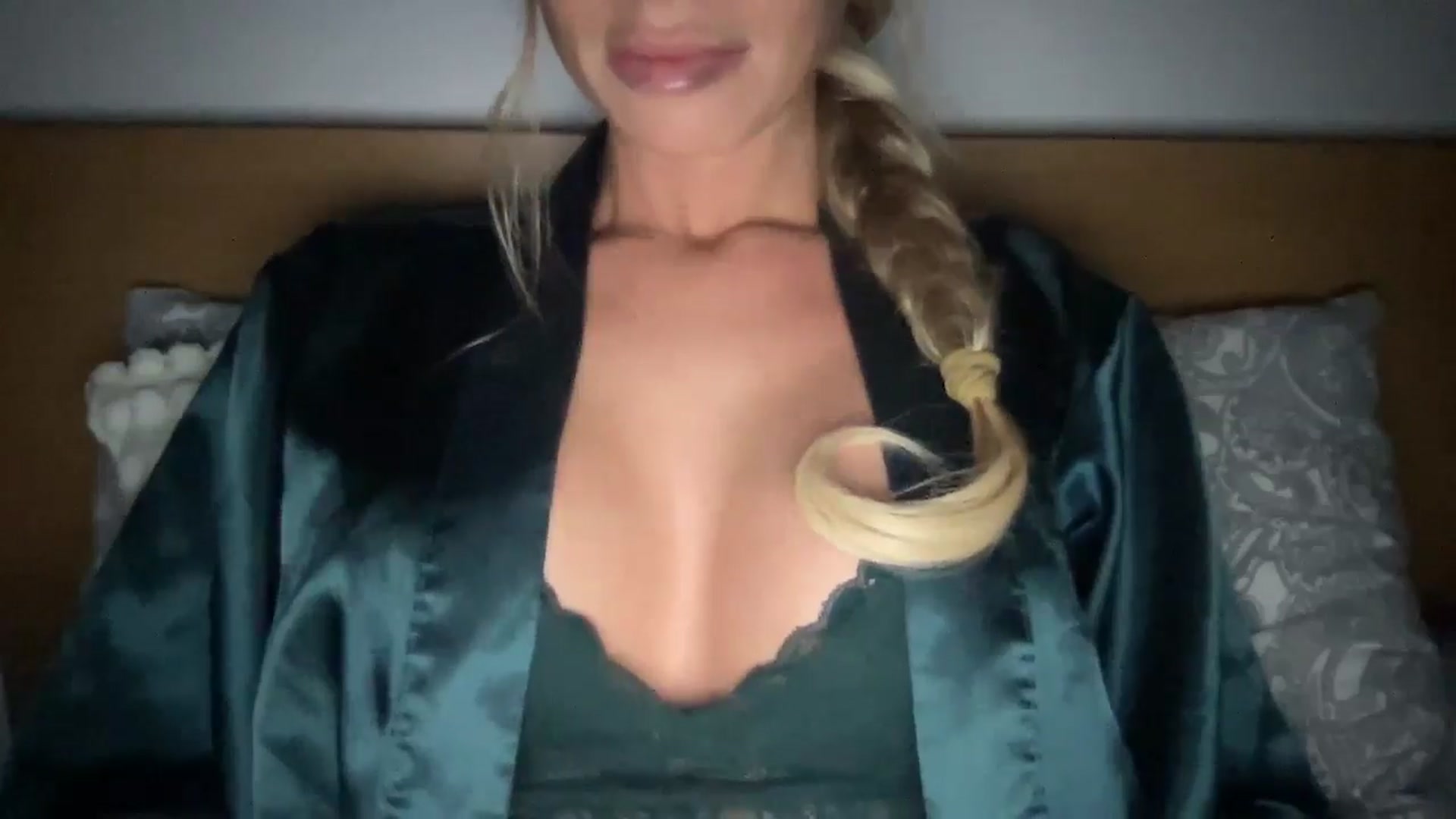 Gallery image thumbnail from Sophiaamay's myfreecams stream on, 12/15/2024, 21:49 image 16 of 20