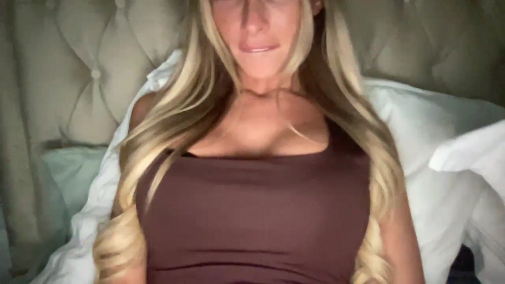 Gallery image thumbnail from Sophiaamay's myfreecams stream on, 12/19/2024, 23:35 image 3 of 20