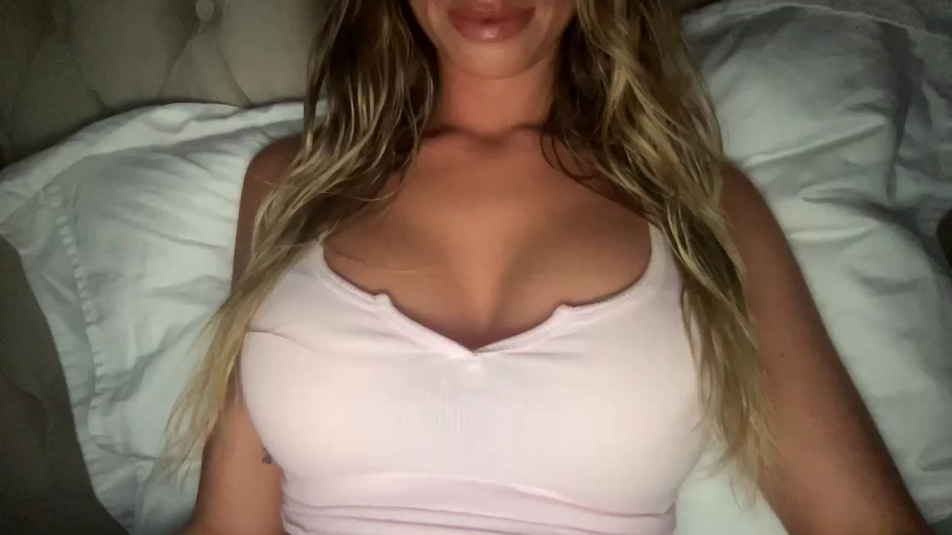 Gallery image thumbnail from Sophiaamay's myfreecams stream on, 01/15/2025, 24:02 image 2 of 20