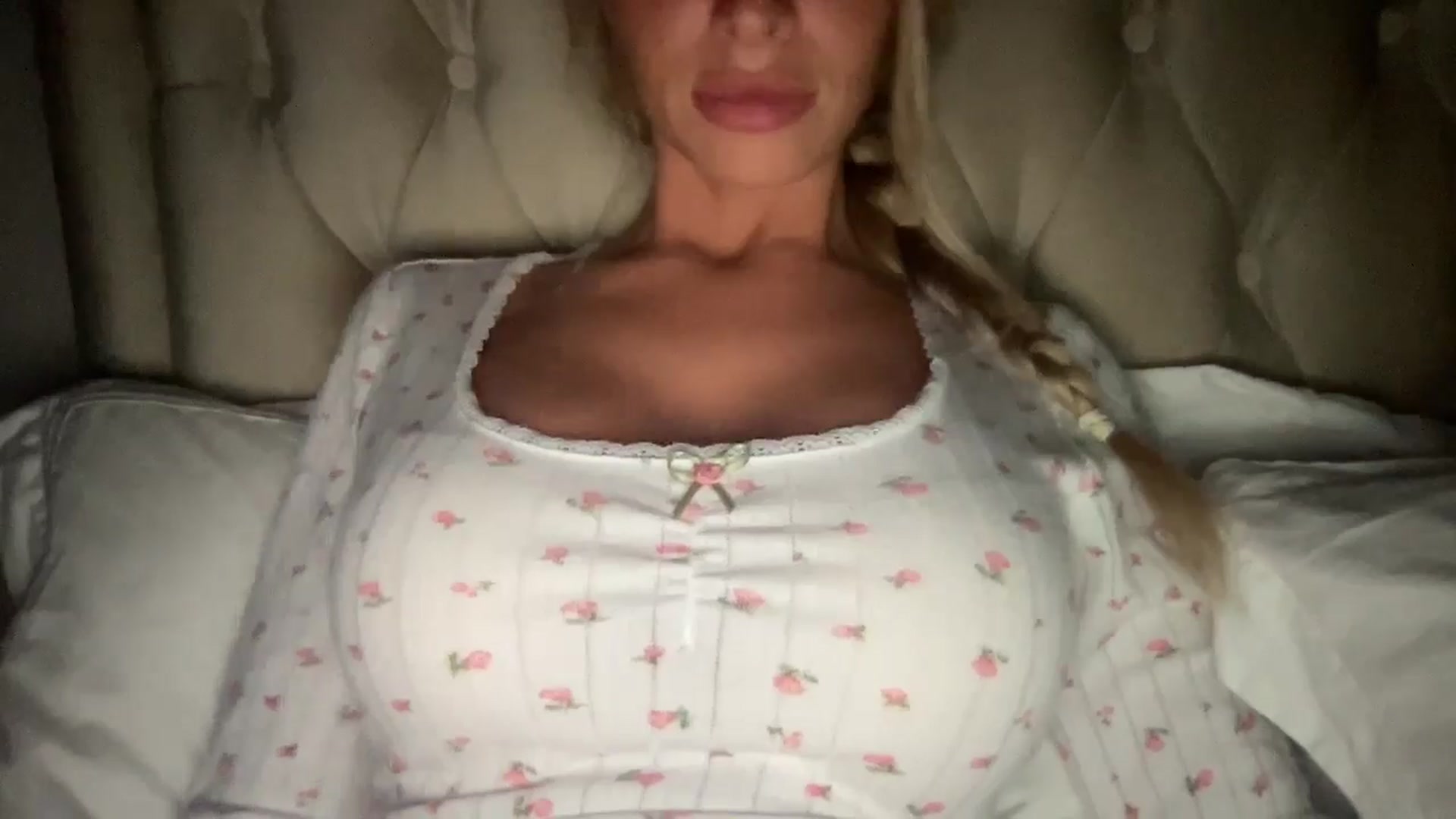Gallery image thumbnail from Sophiaamay's myfreecams stream on, 01/19/2025, 18:24 image 11 of 20
