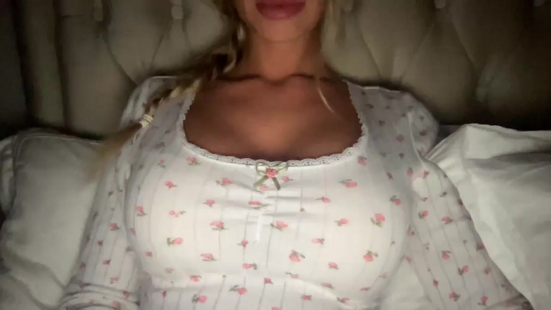 Gallery image thumbnail from Sophiaamay's myfreecams stream on, 01/19/2025, 18:24 image 2 of 20