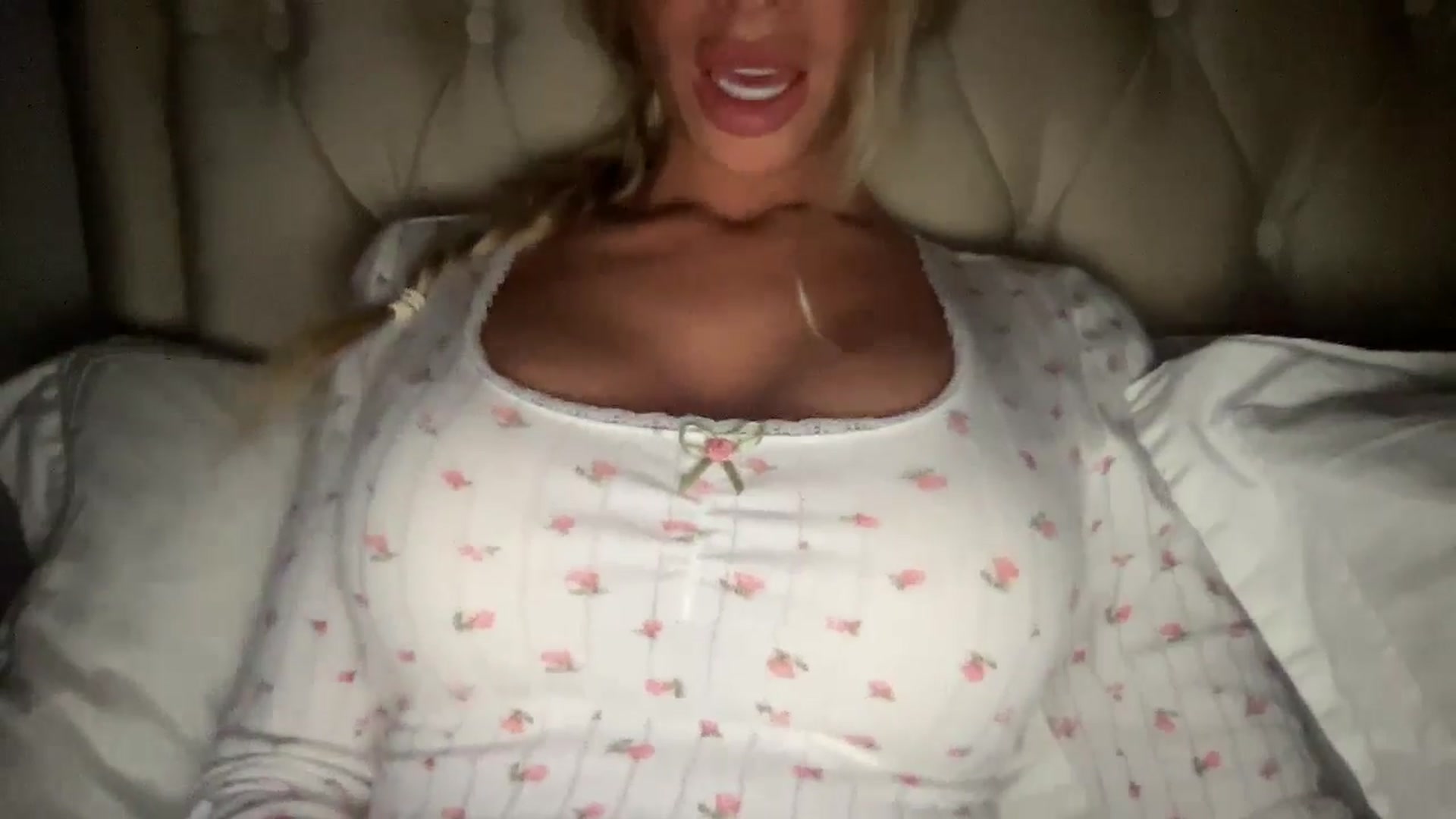 Gallery image thumbnail from Sophiaamay's myfreecams stream on, 01/19/2025, 18:24 image 7 of 20