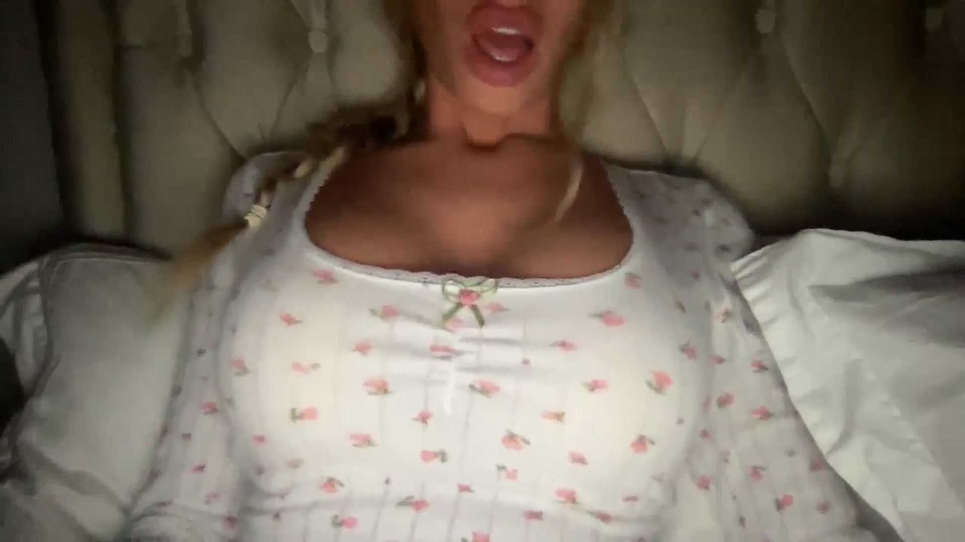 Gallery image thumbnail from Sophiaamay's myfreecams stream on, 01/19/2025, 18:24 image 6 of 20