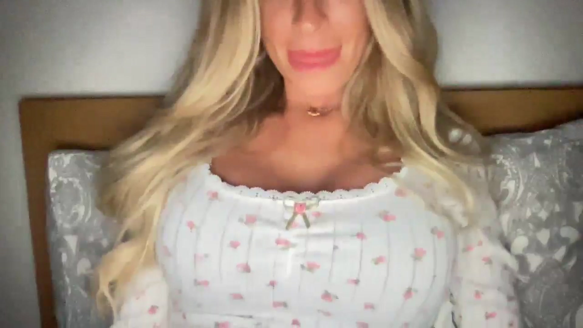 Gallery image thumbnail from Sophiaamay's myfreecams stream on, 03/28/2025, 22:46 image 11 of 20