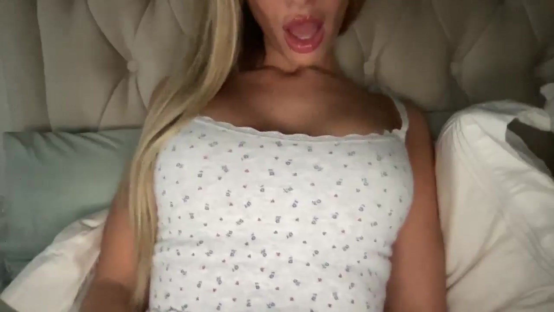 Gallery image thumbnail from Sophiaamay's myfreecams stream on, 04/15/2025, 15:17 image 3 of 20