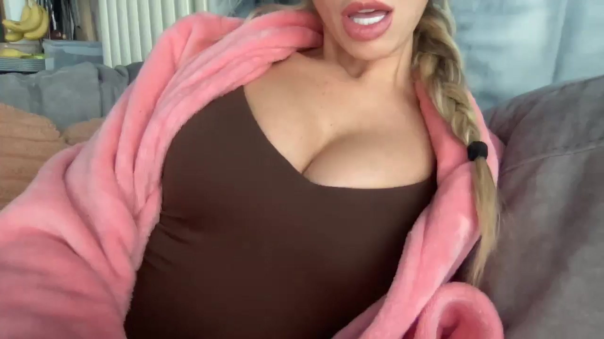 Gallery image thumbnail from Sophiaamay's myfreecams stream on, 04/20/2025, 12:29 image 13 of 20
