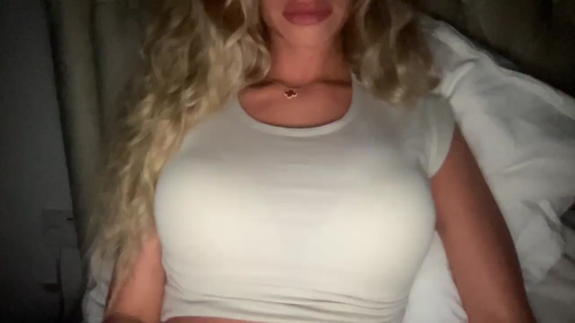Gallery image thumbnail from Sophiaamay's myfreecams stream on, 04/28/2025, 20:40 image 8 of 20