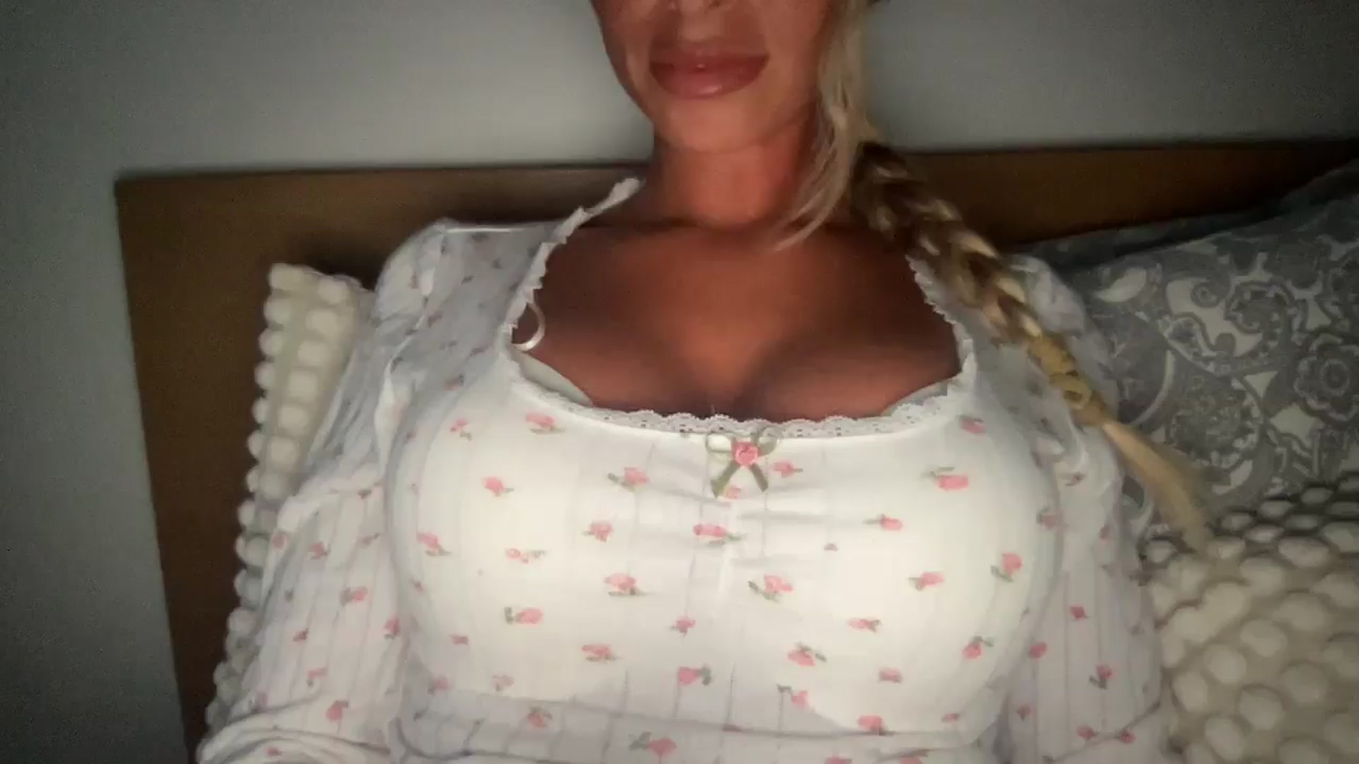 Gallery image thumbnail from Sophiaamay's myfreecams stream on, 05/15/2025, 20:00 image 17 of 20
