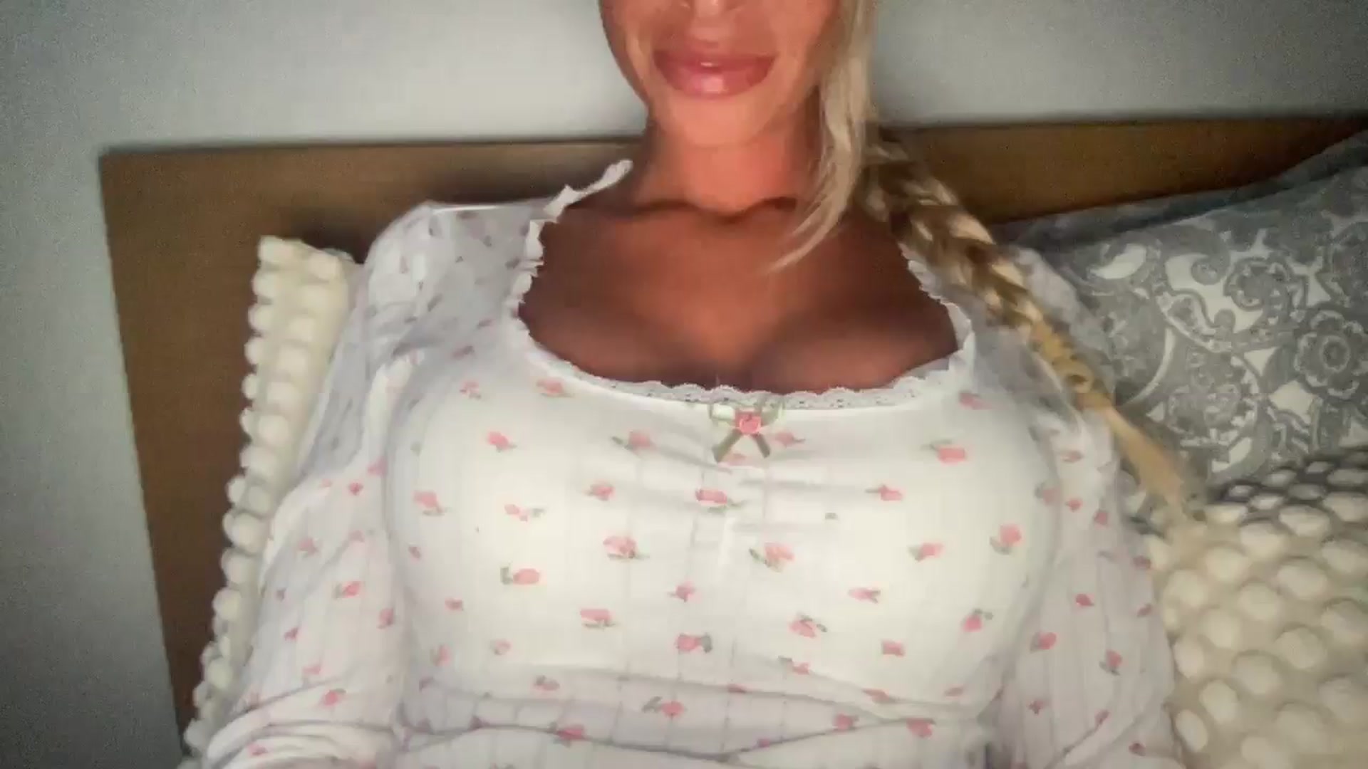 Gallery image thumbnail from Sophiaamay's myfreecams stream on, 05/15/2025, 20:00 image 19 of 20