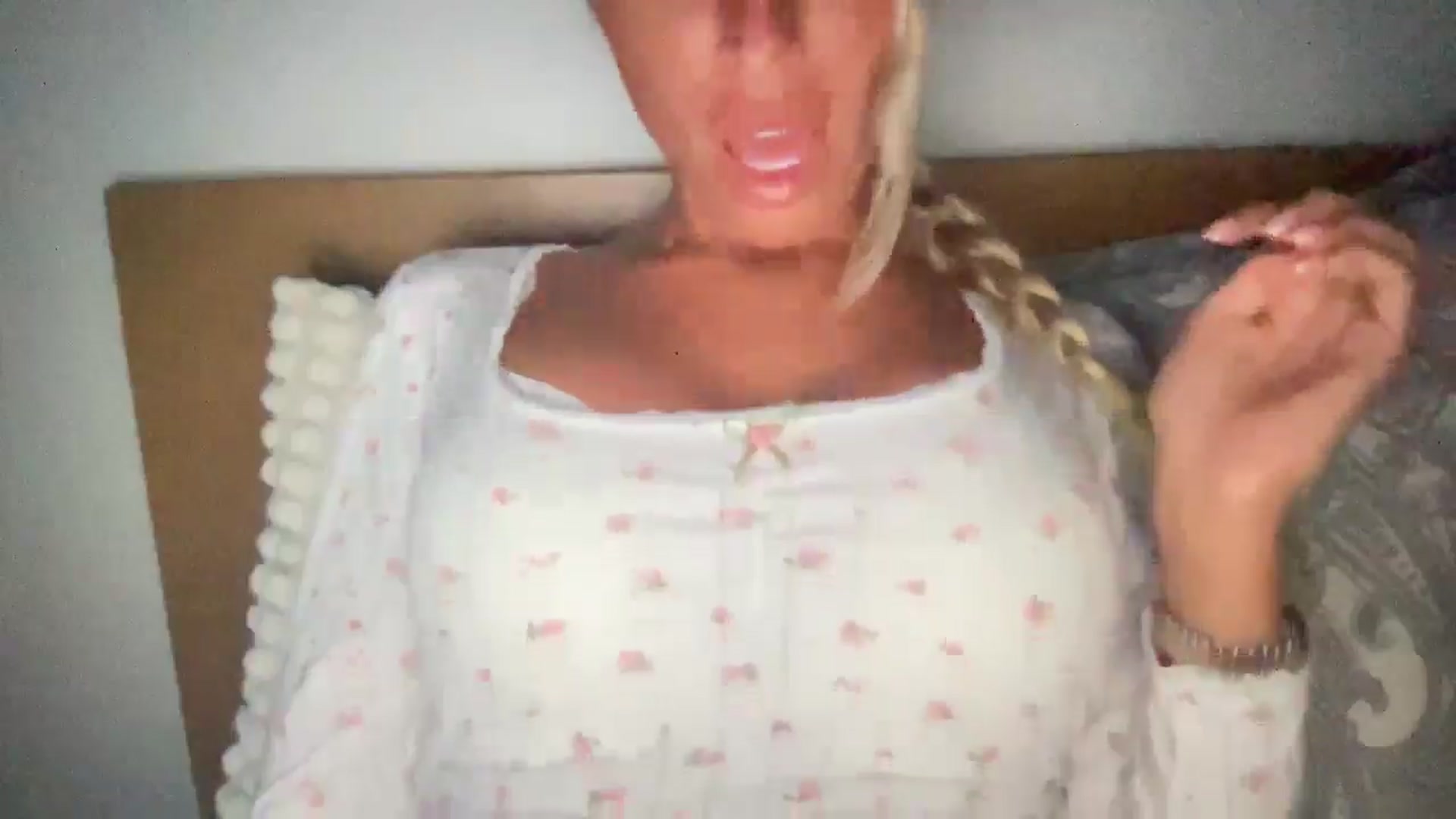 Gallery image thumbnail from Sophiaamay's myfreecams stream on, 05/15/2025, 20:17 image 17 of 20