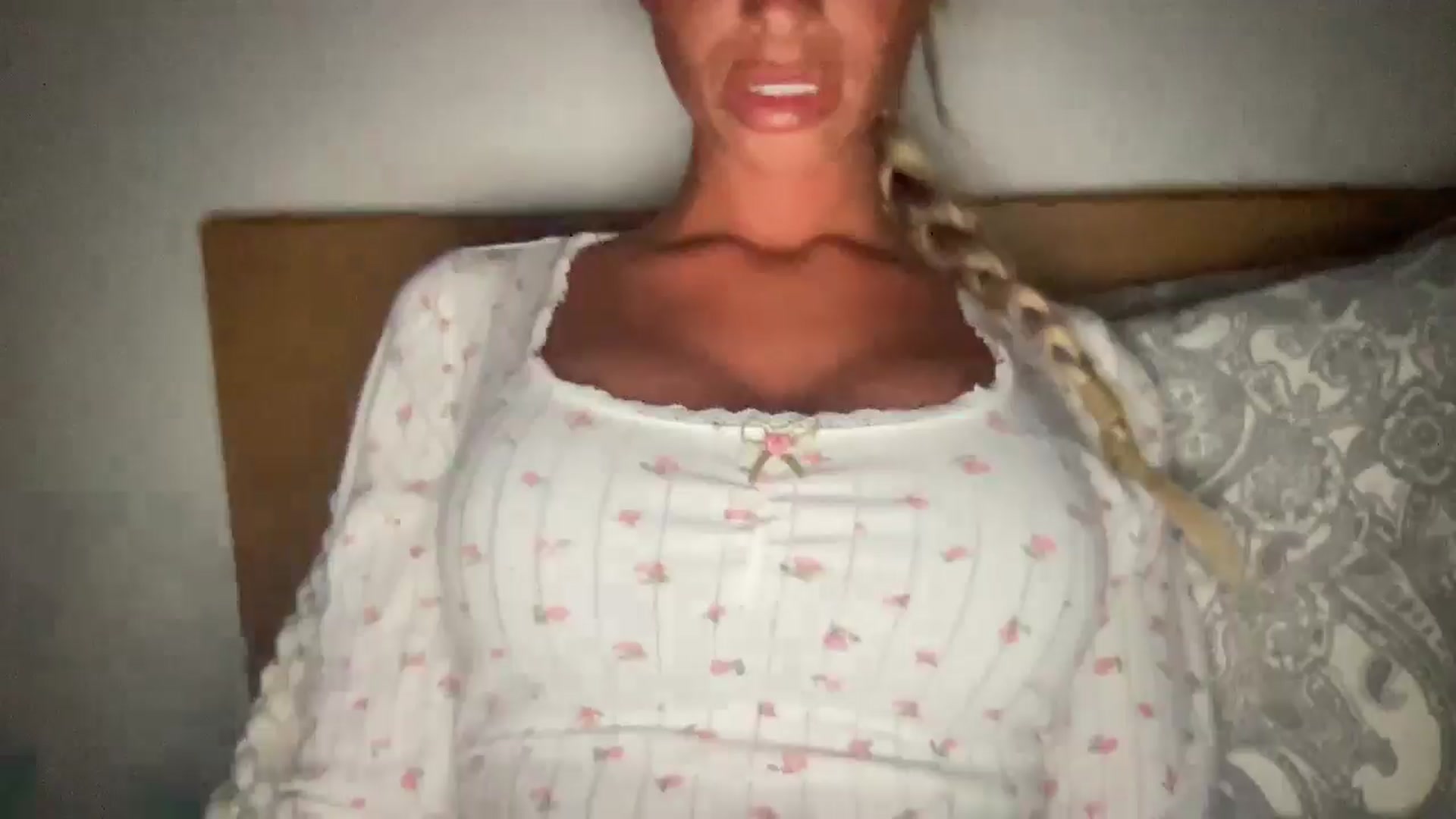 Gallery image thumbnail from Sophiaamay's myfreecams stream on, 05/15/2025, 20:58 image 14 of 20