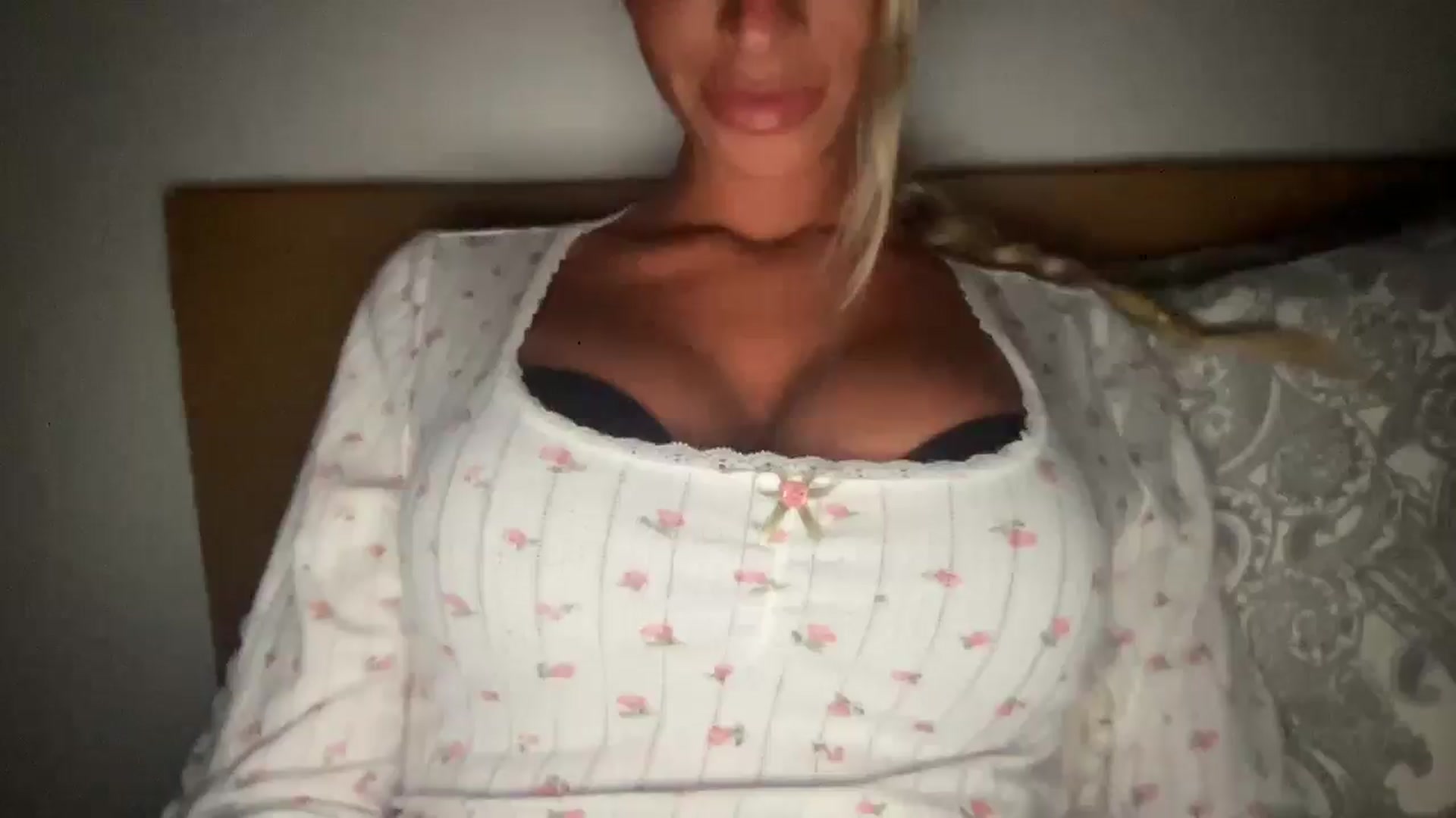 Gallery image thumbnail from Sophiaamay's myfreecams stream on, 05/15/2025, 20:58 image 18 of 20