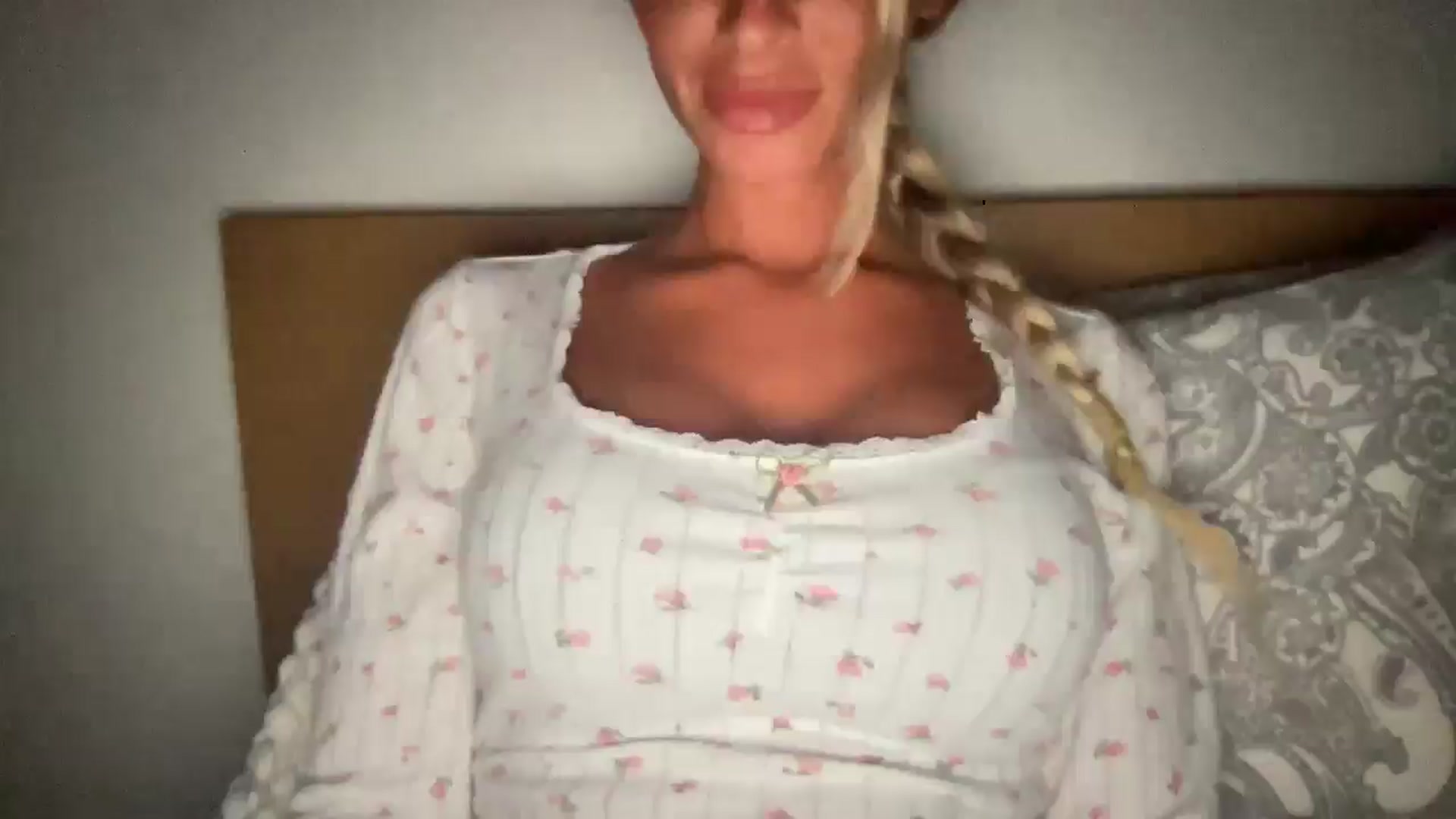 Gallery image thumbnail from Sophiaamay's myfreecams stream on, 05/15/2025, 20:58 image 17 of 20