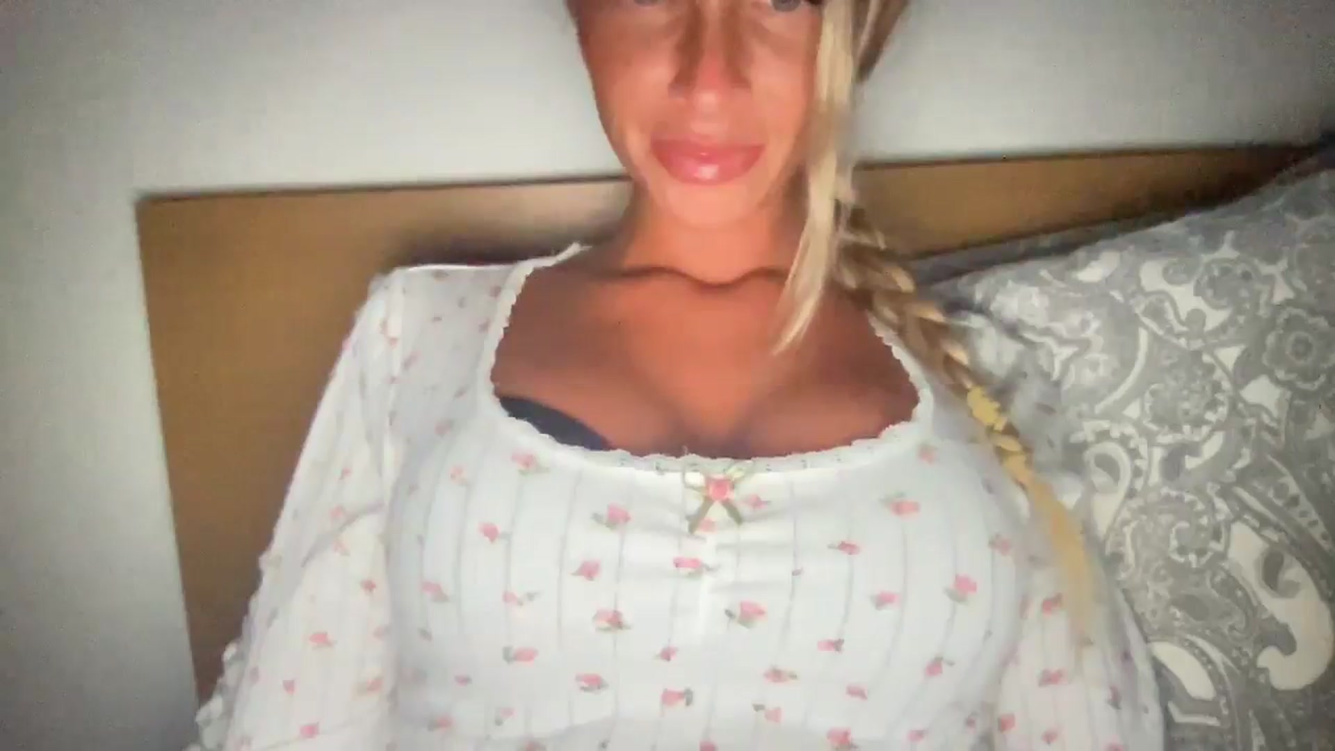 Gallery image thumbnail from Sophiaamay's myfreecams stream on, 05/15/2025, 21:49 image 12 of 20