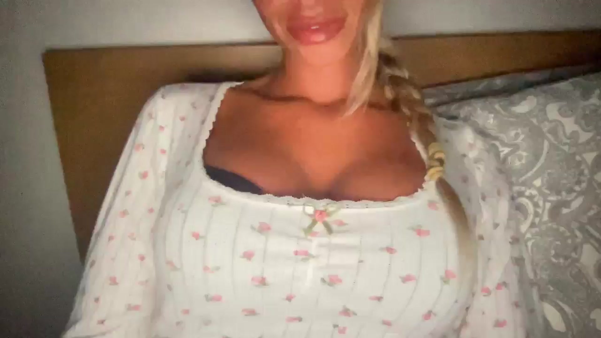 Gallery image thumbnail from Sophiaamay's myfreecams stream on, 05/15/2025, 21:49 image 1 of 20