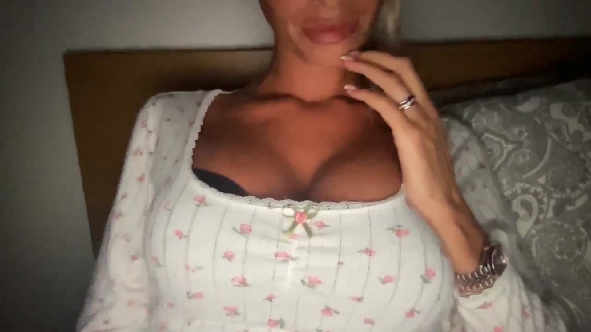 Gallery image thumbnail from Sophiaamay's myfreecams stream on, 05/15/2025, 21:49 image 4 of 20