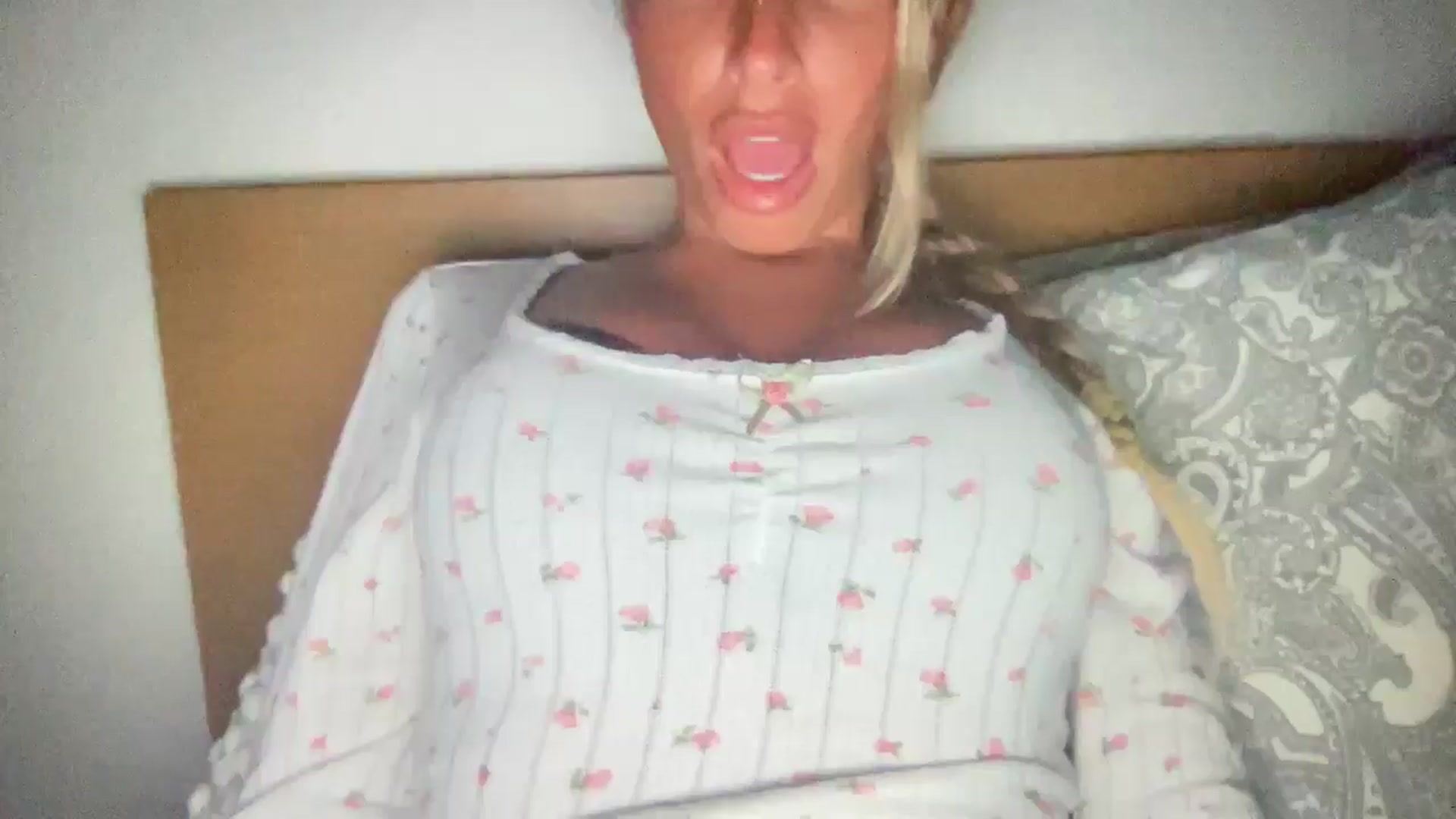 Gallery image thumbnail from Sophiaamay's myfreecams stream on, 05/15/2025, 21:49 image 14 of 20