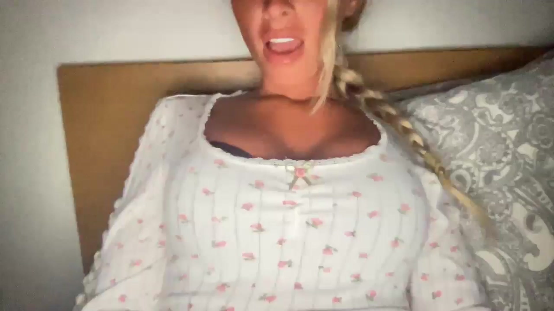 Gallery image thumbnail from Sophiaamay's myfreecams stream on, 05/15/2025, 21:49 image 17 of 20