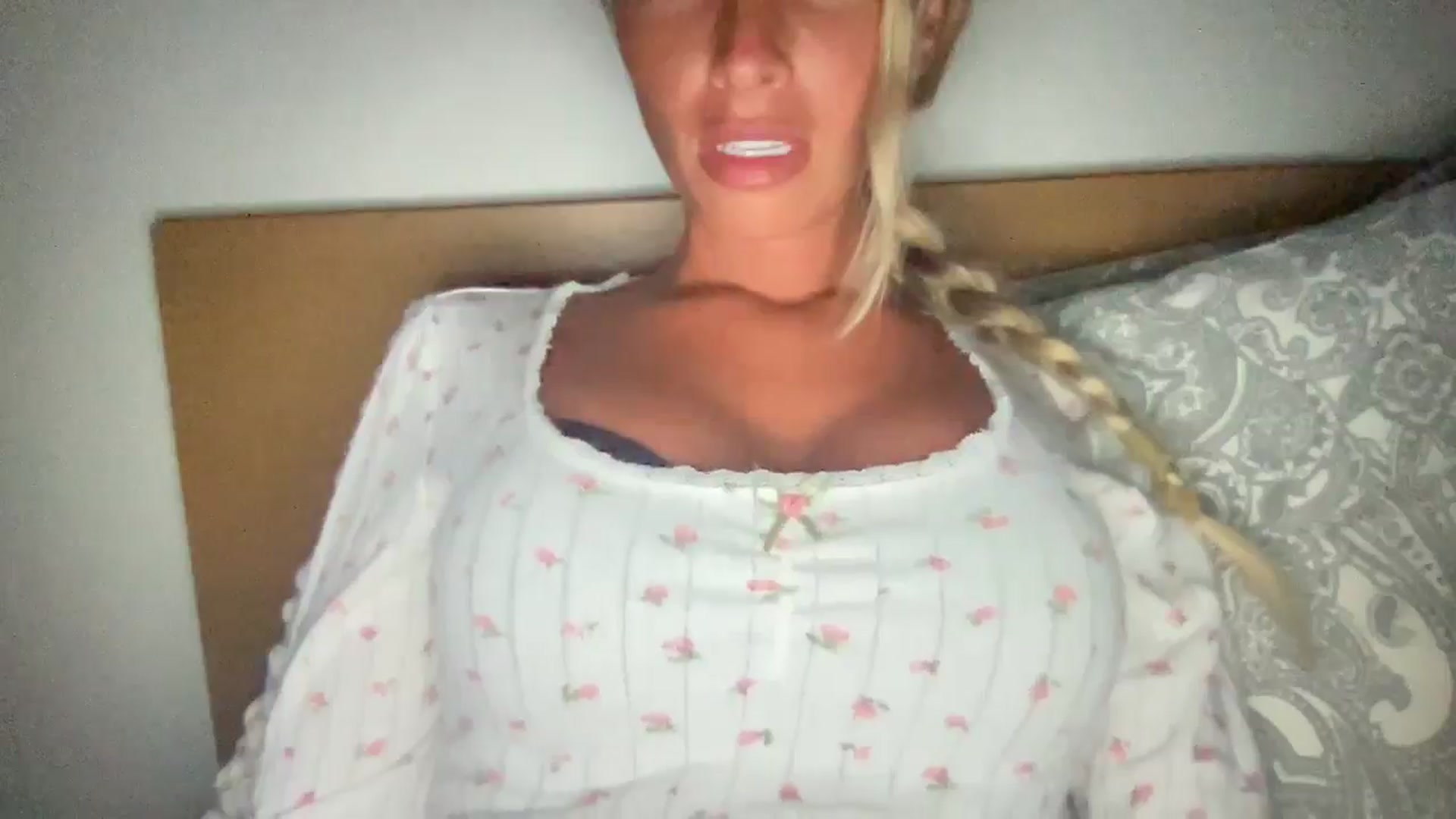 Gallery image thumbnail from Sophiaamay's myfreecams stream on, 05/15/2025, 21:49 image 15 of 20