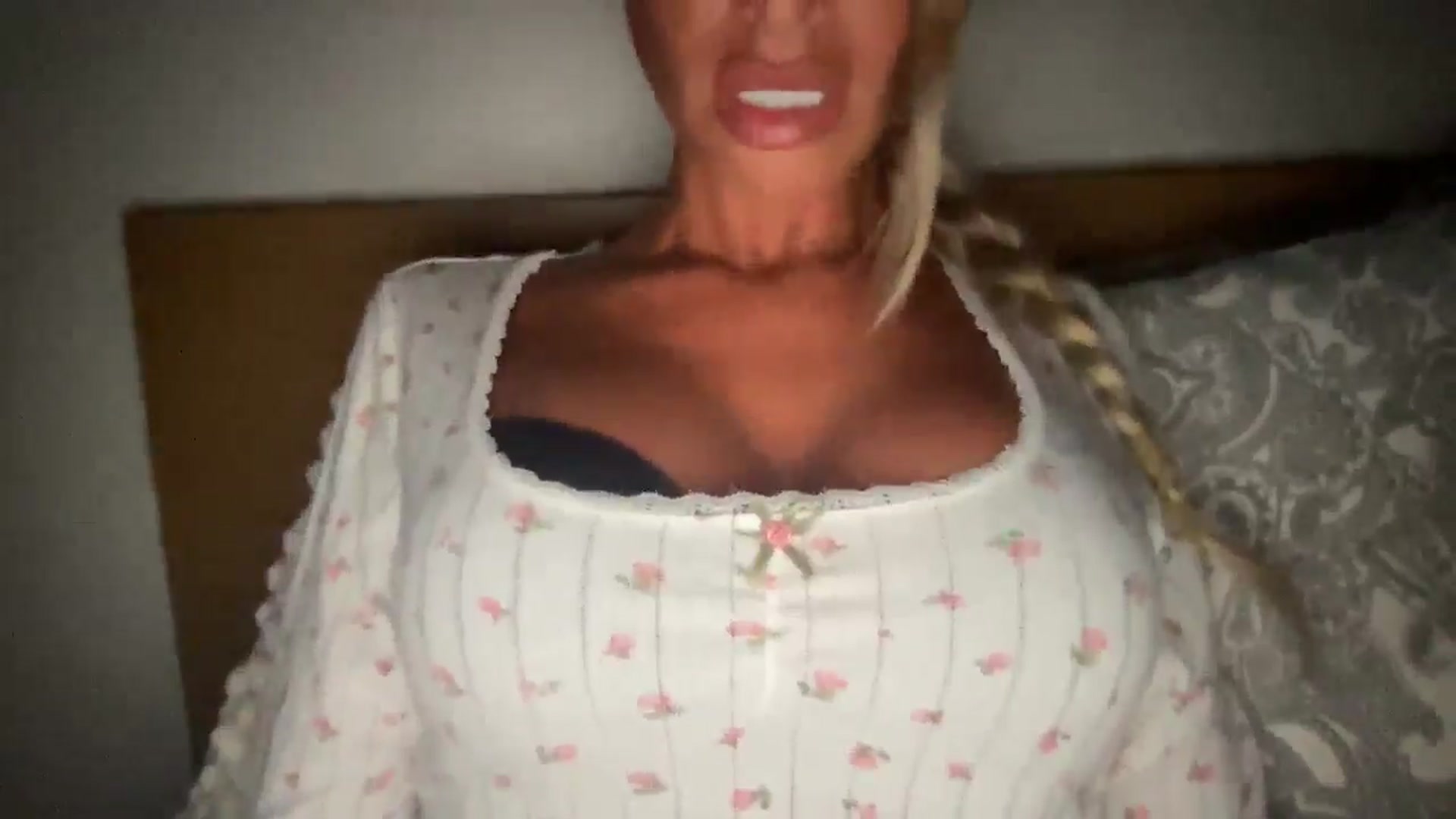 Gallery image thumbnail from Sophiaamay's myfreecams stream on, 05/15/2025, 21:49 image 10 of 20