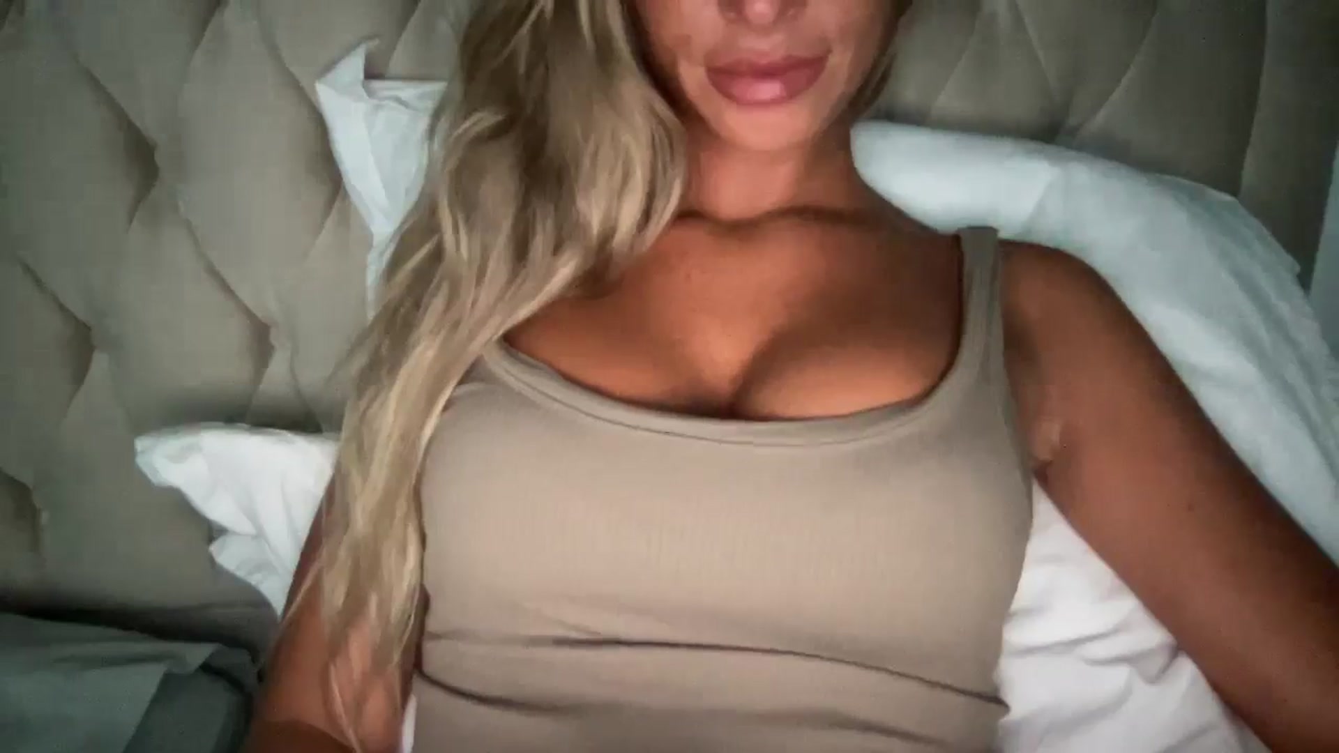 Gallery image thumbnail from Sophiaamay's myfreecams stream on, 05/27/2025, 20:00 image 4 of 20