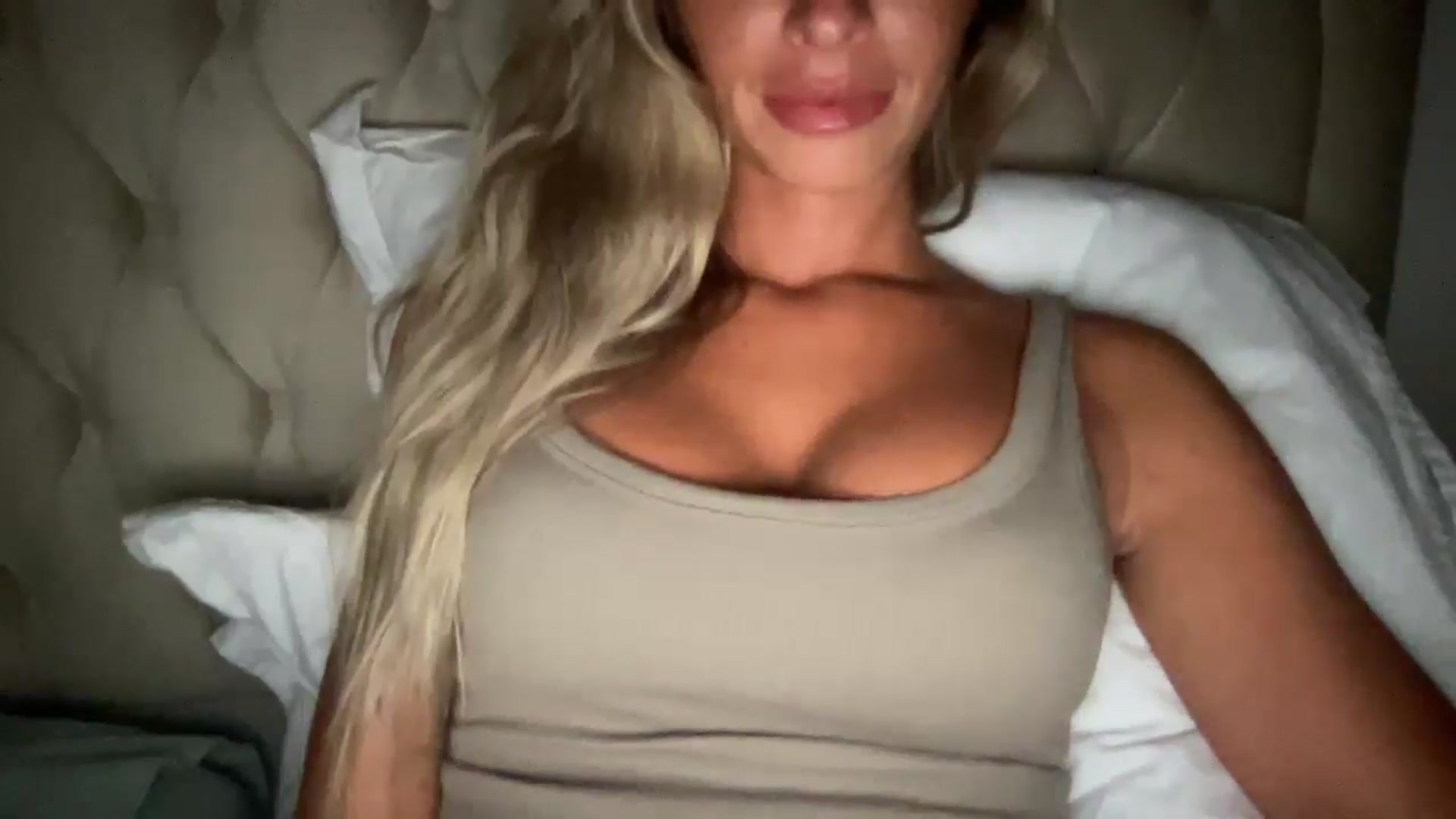 Gallery image thumbnail from Sophiaamay's myfreecams stream on, 05/27/2025, 20:00 image 17 of 20