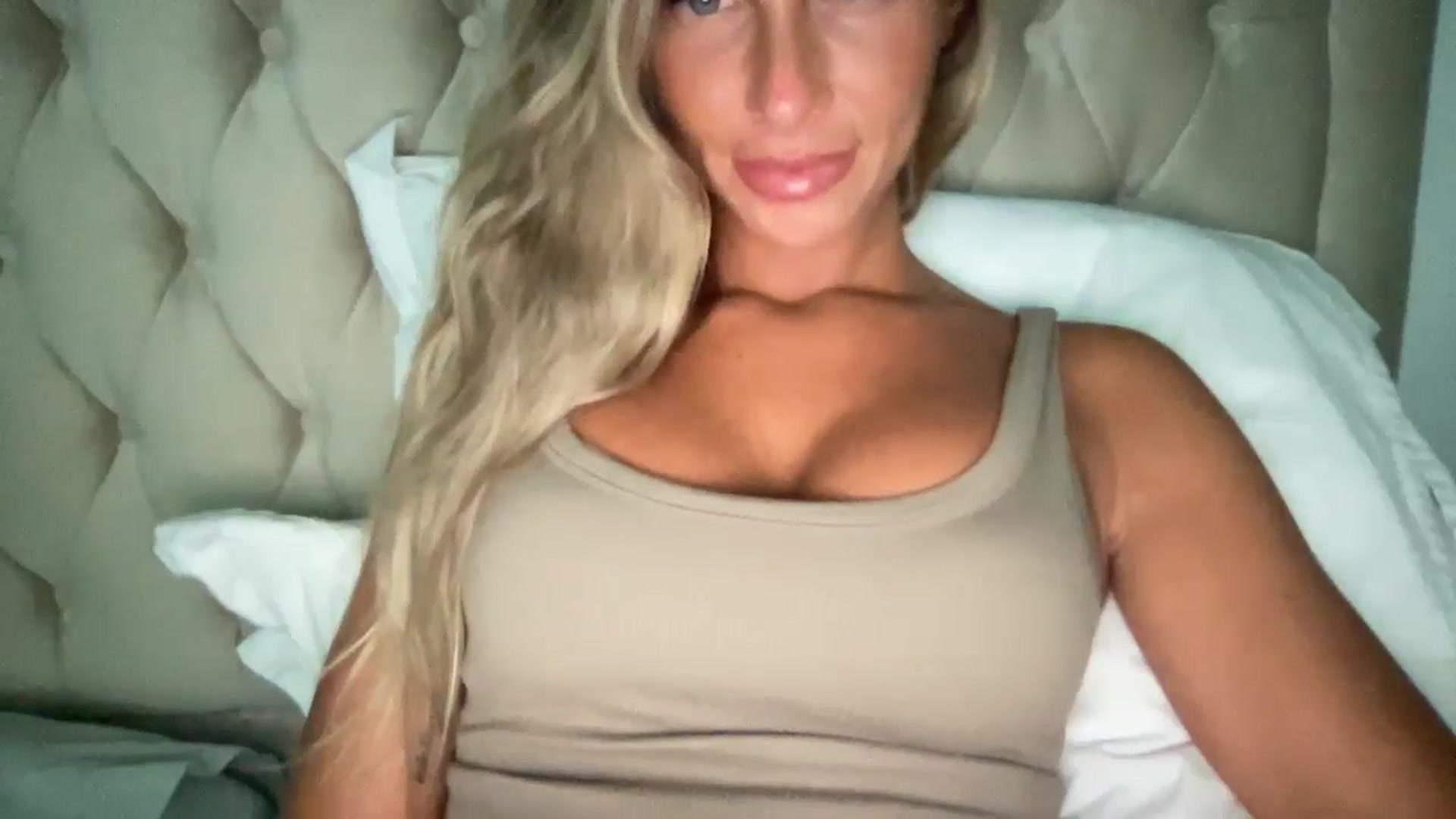 Gallery image thumbnail from Sophiaamay's myfreecams stream on, 05/27/2025, 20:00 image 14 of 20