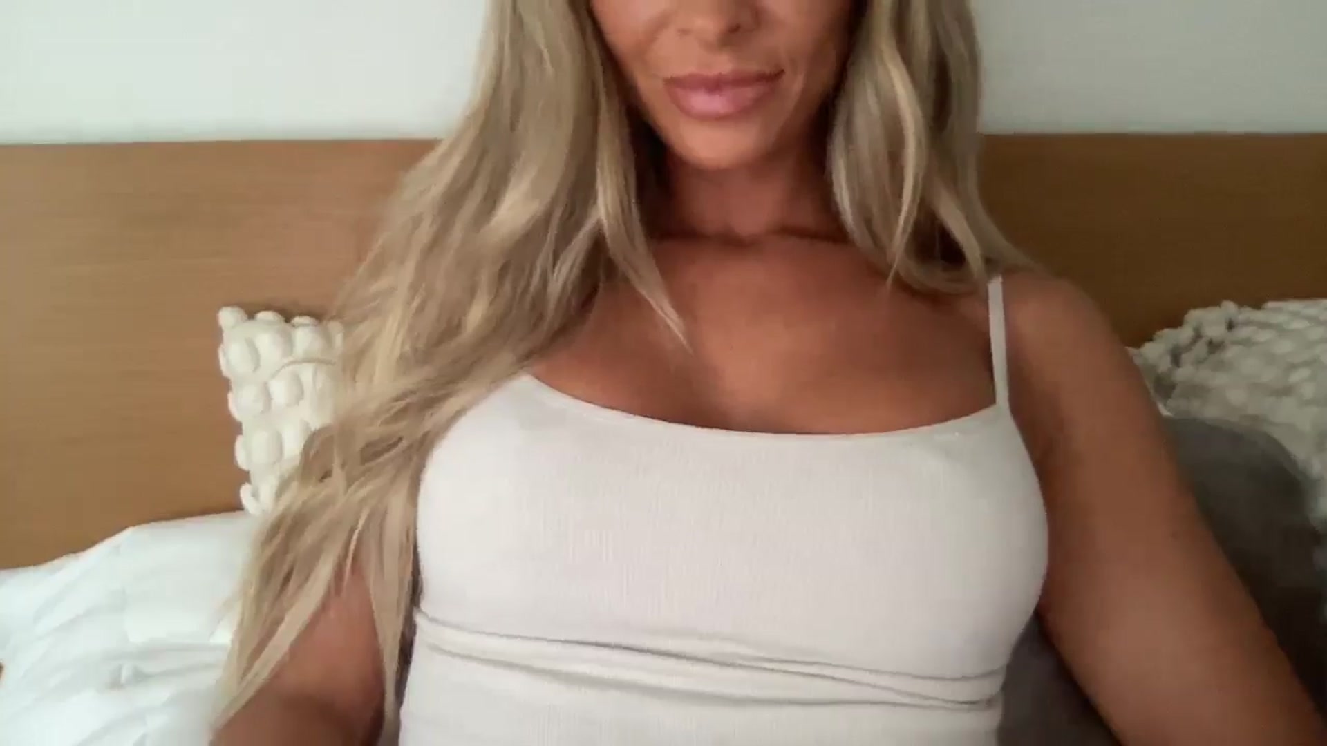 Gallery image thumbnail from Sophiaamay's myfreecams stream on, 06/17/2025, 13:52 image 9 of 20