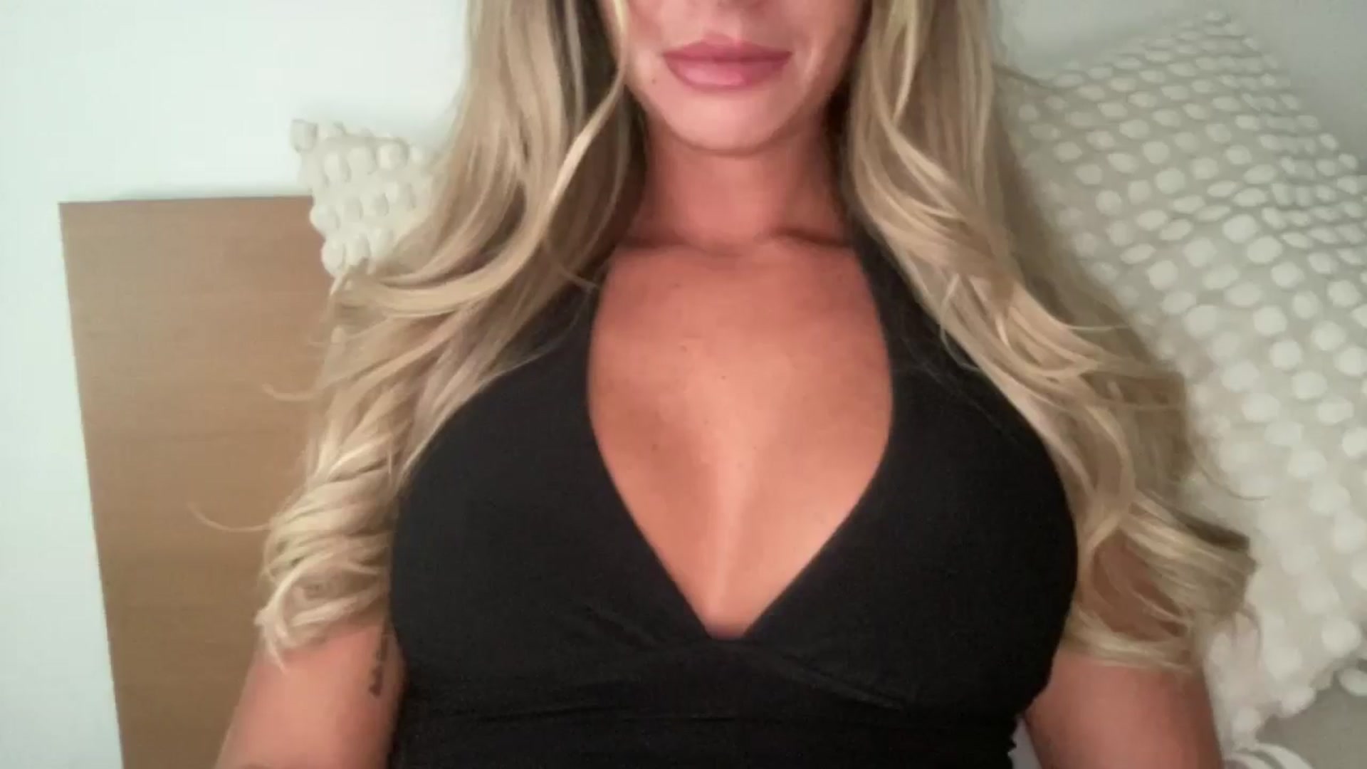 Gallery image thumbnail from Sophiaamay's myfreecams stream on, 08/27/2025, 17:21 image 10 of 20