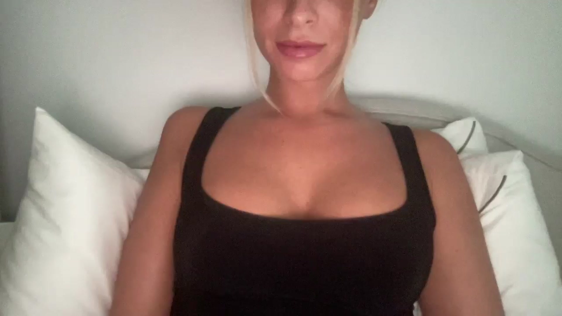 Gallery image thumbnail from Sophiaamay's myfreecams stream on, 10/16/2025, 14:41 image 5 of 20