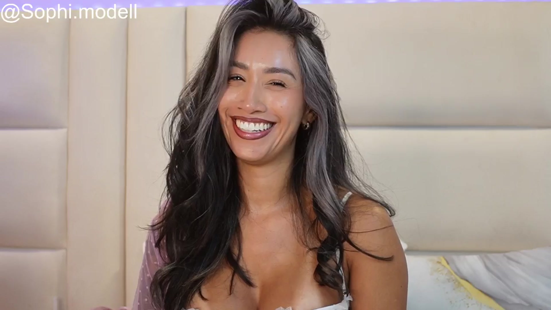 Gallery image thumbnail from SophieBecker's myfreecams stream on, 08/16/2025, 22:23 image 2 of 20