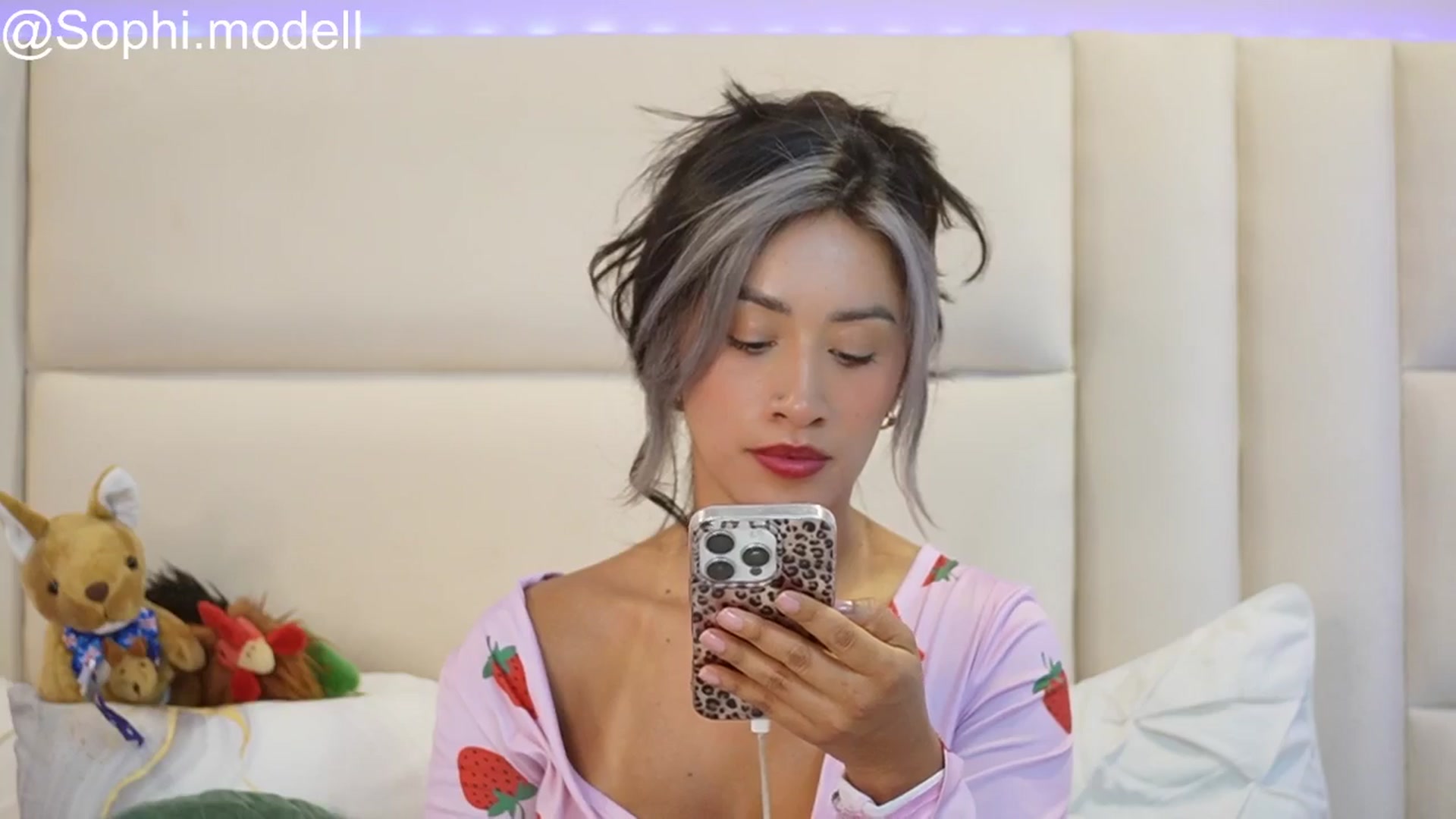 Gallery image thumbnail from SophieBecker's myfreecams stream on, 08/18/2025, 01:50 image 12 of 20