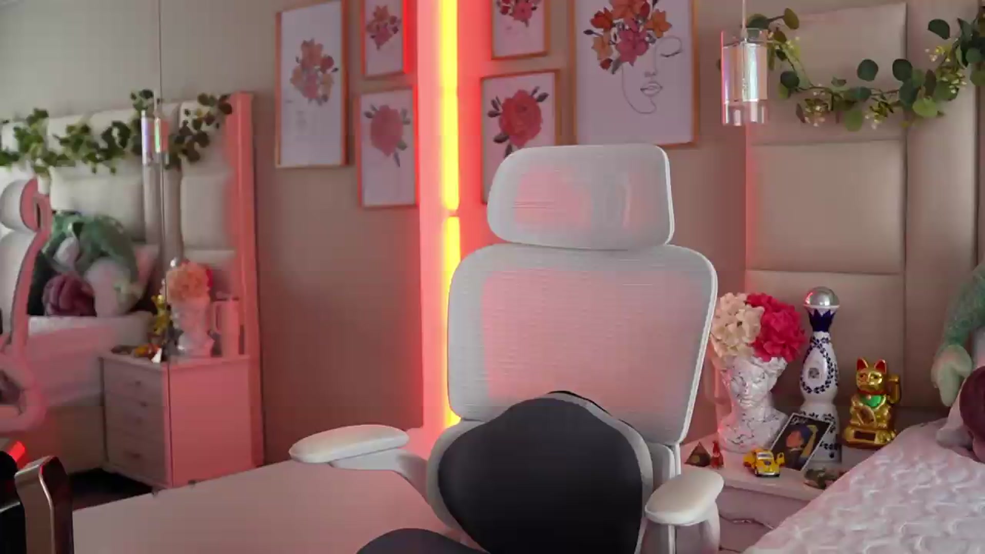 Gallery image thumbnail from SophieBecker's myfreecams stream on, 08/23/2026, 18:01 image 18 of 20
