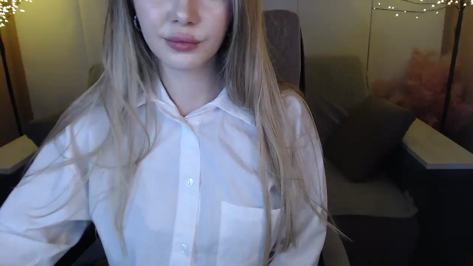 Gallery image thumbnail from SophieKing's myfreecams stream on, 01/05/2025, 11:07 image 15 of 20