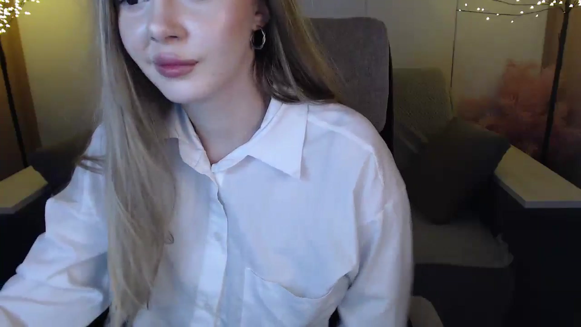 Gallery image thumbnail from SophieKing's myfreecams stream on, 01/05/2025, 11:07 image 7 of 20