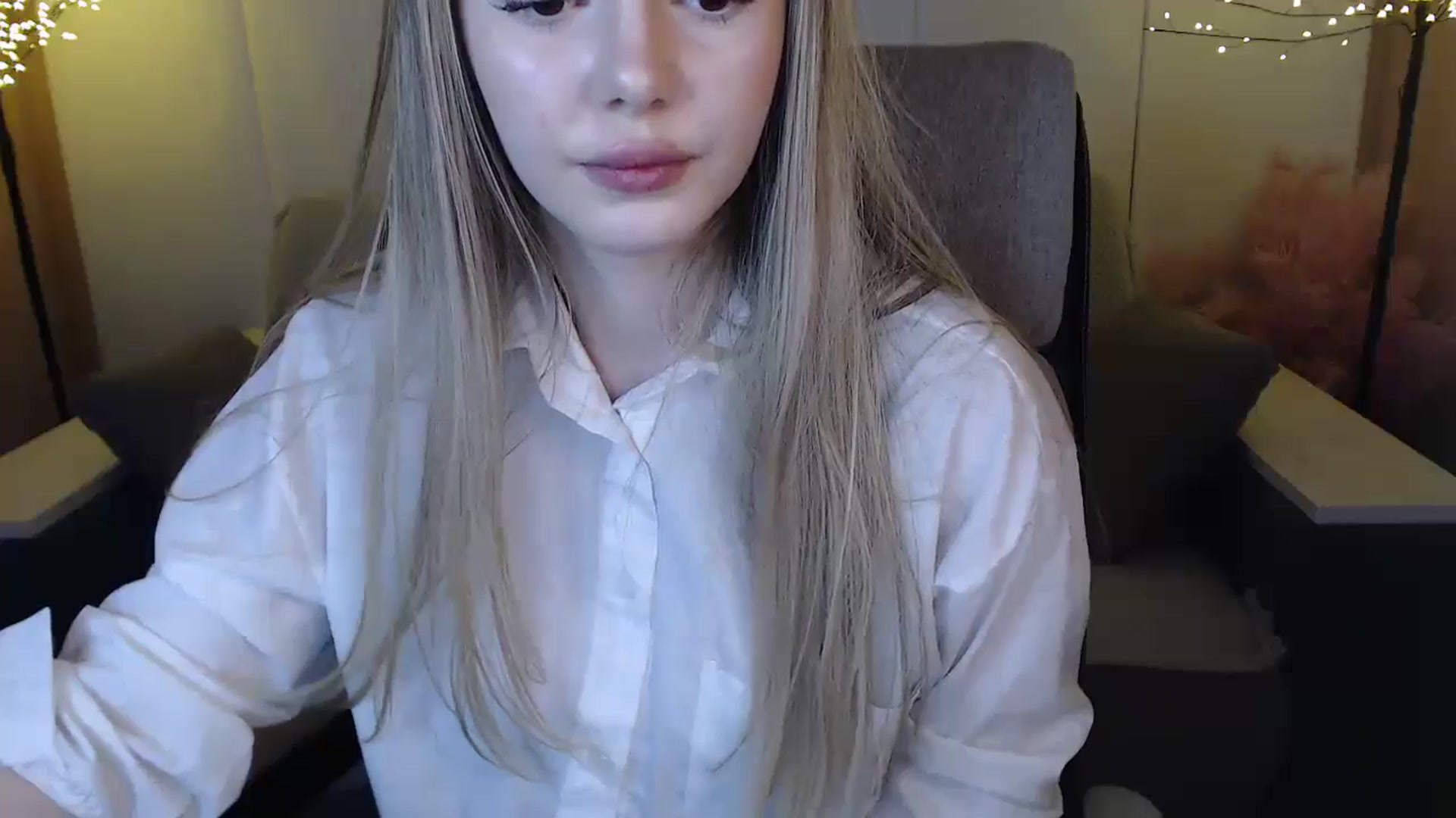 Gallery image thumbnail from SophieKing's myfreecams stream on, 01/05/2025, 11:07 image 18 of 20