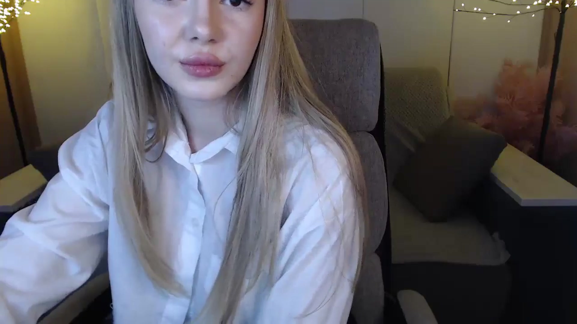 Gallery image thumbnail from SophieKing's myfreecams stream on, 01/05/2025, 11:07 image 6 of 20