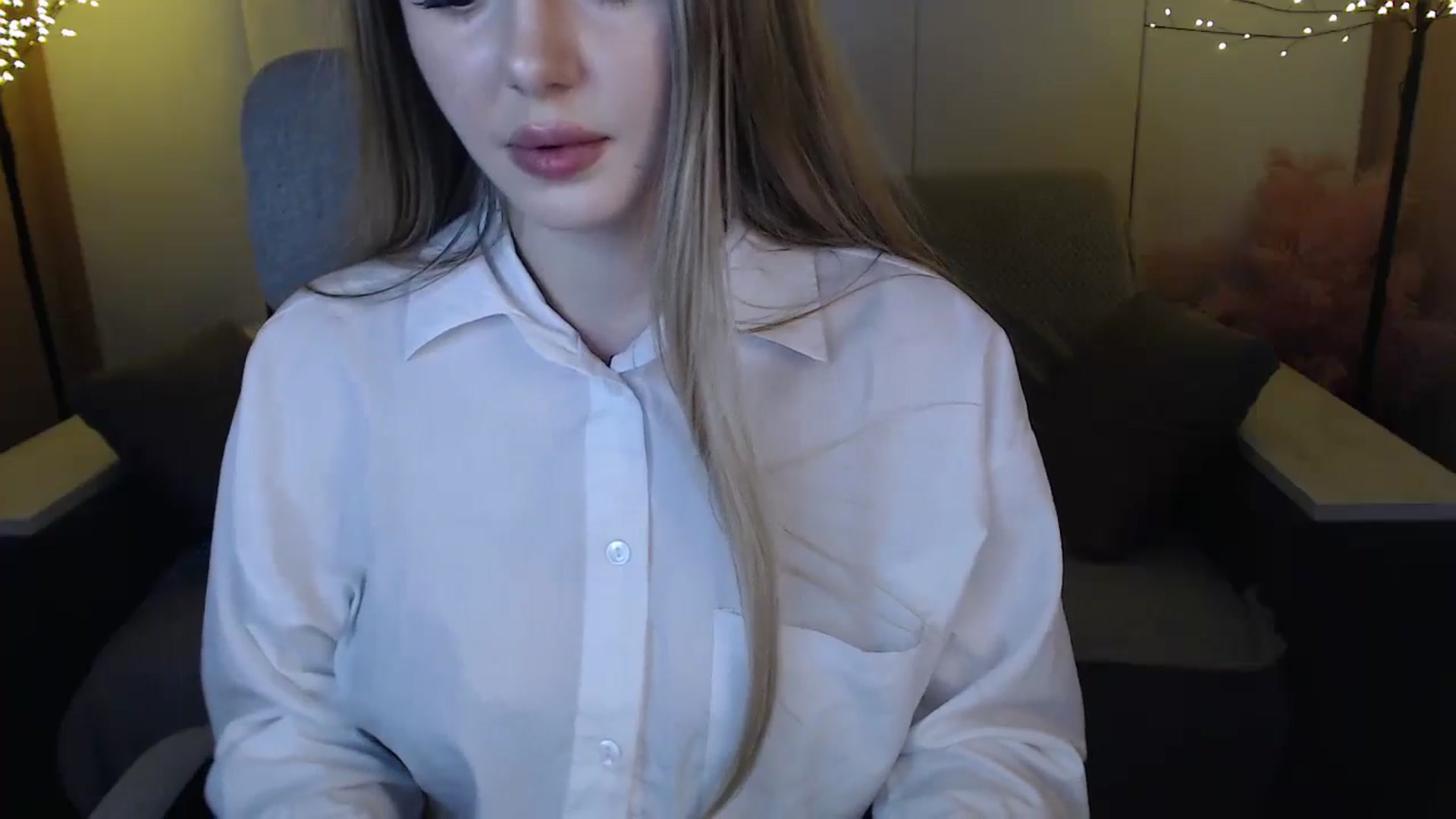 Gallery image thumbnail from SophieKing's myfreecams stream on, 01/05/2025, 11:07 image 12 of 20