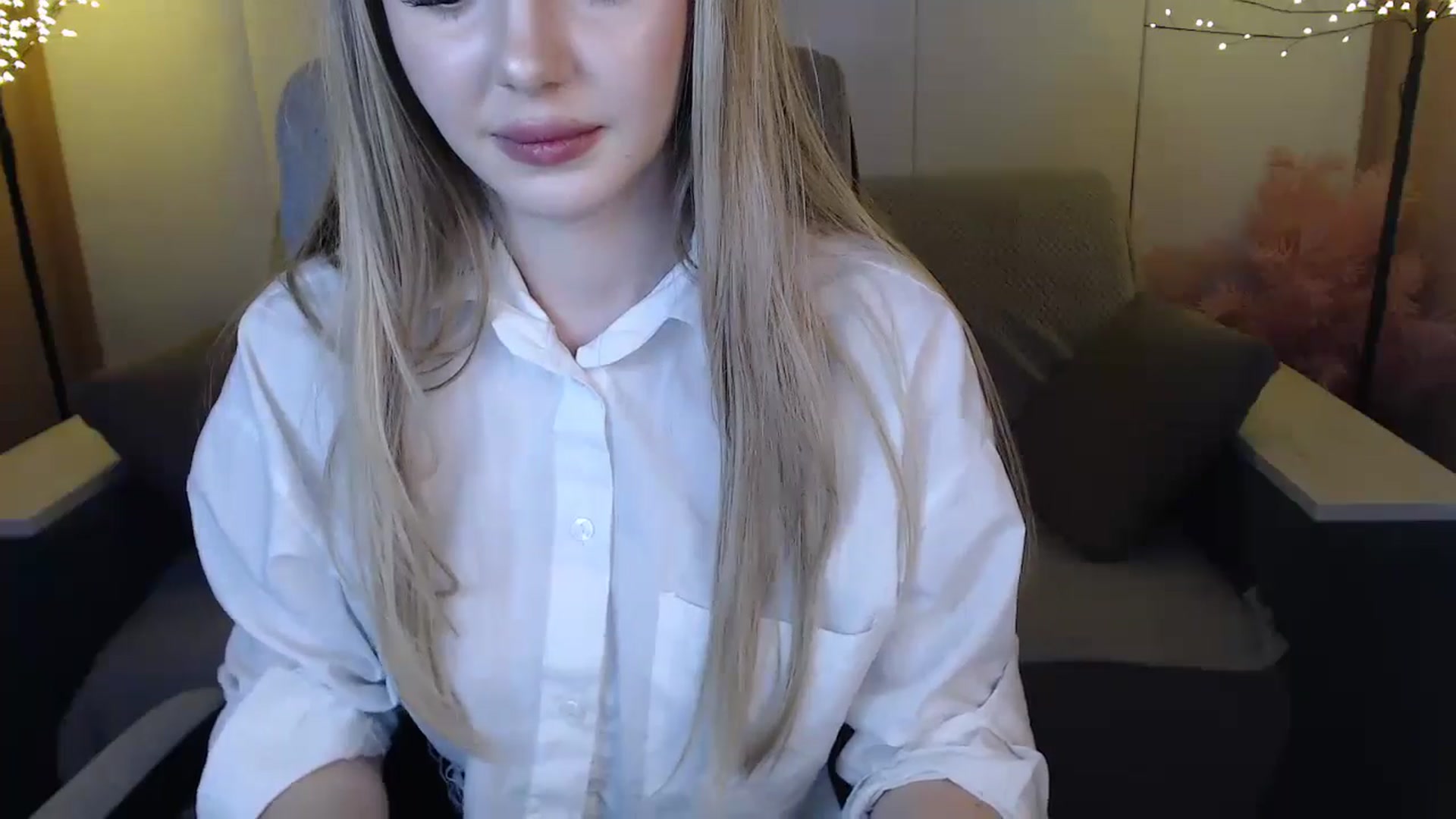 Gallery image thumbnail from SophieKing's myfreecams stream on, 01/05/2025, 11:07 image 5 of 20
