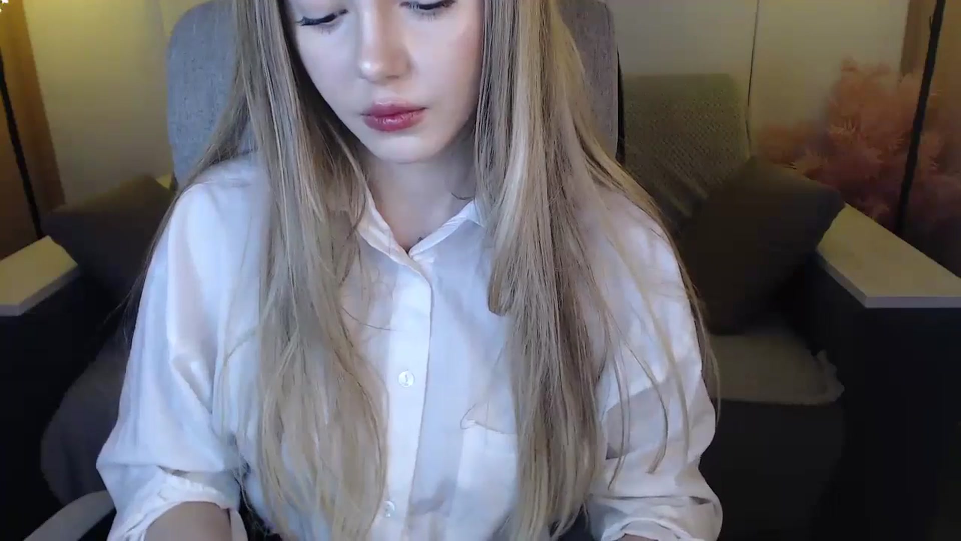 Gallery image thumbnail from SophieKing's myfreecams stream on, 01/05/2025, 11:51 image 14 of 20