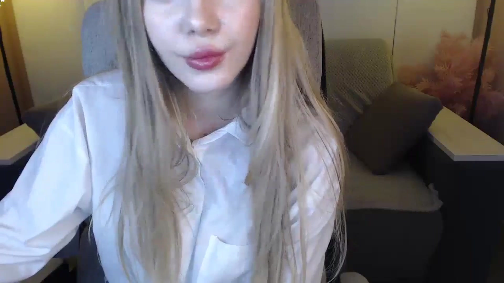 Gallery image thumbnail from SophieKing's myfreecams stream on, 01/05/2025, 11:51 image 15 of 20