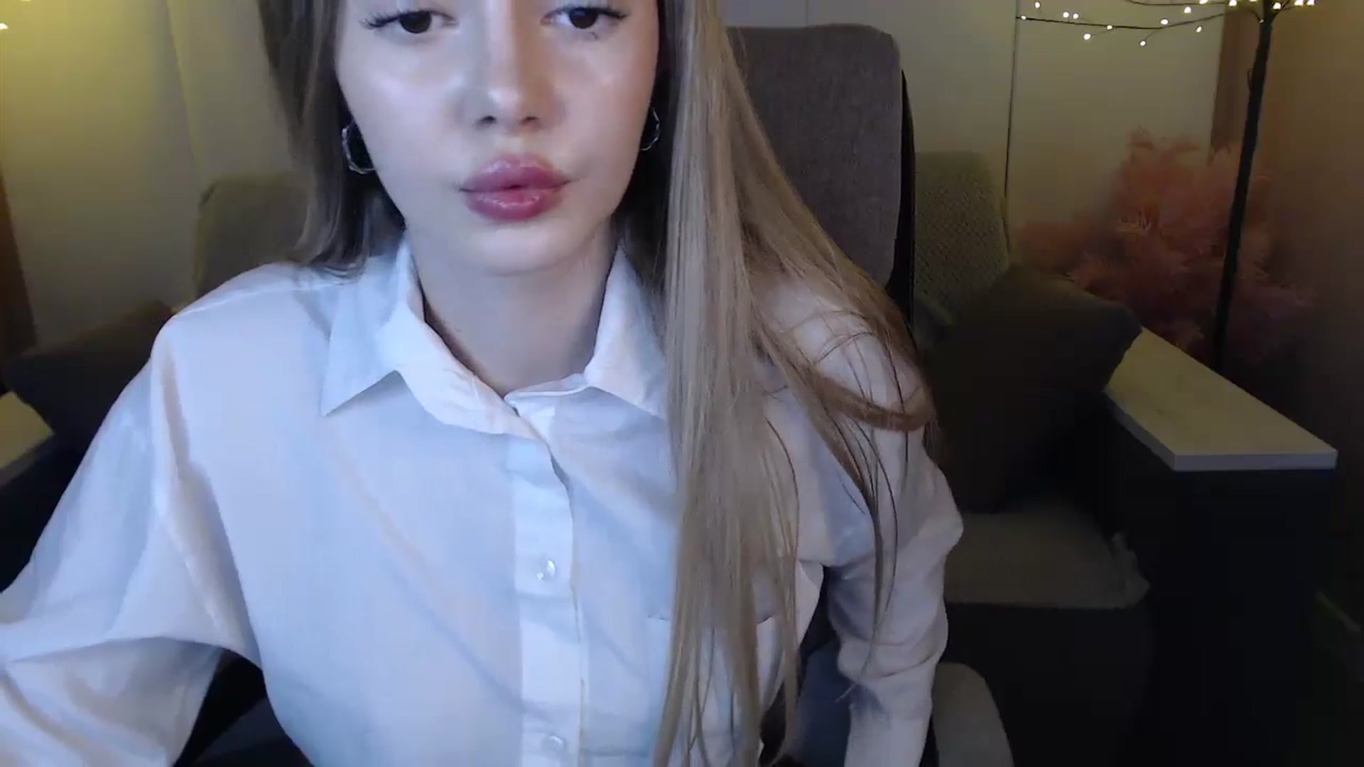 Gallery image thumbnail from SophieKing's myfreecams stream on, 01/05/2025, 12:28 image 17 of 20