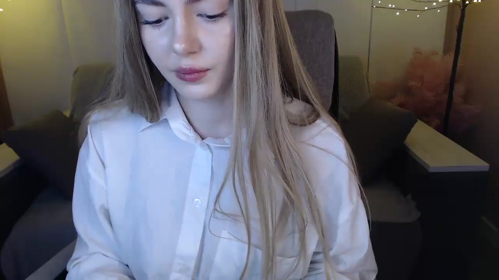 Gallery image thumbnail from SophieKing's myfreecams stream on, 01/05/2025, 12:28 image 14 of 20
