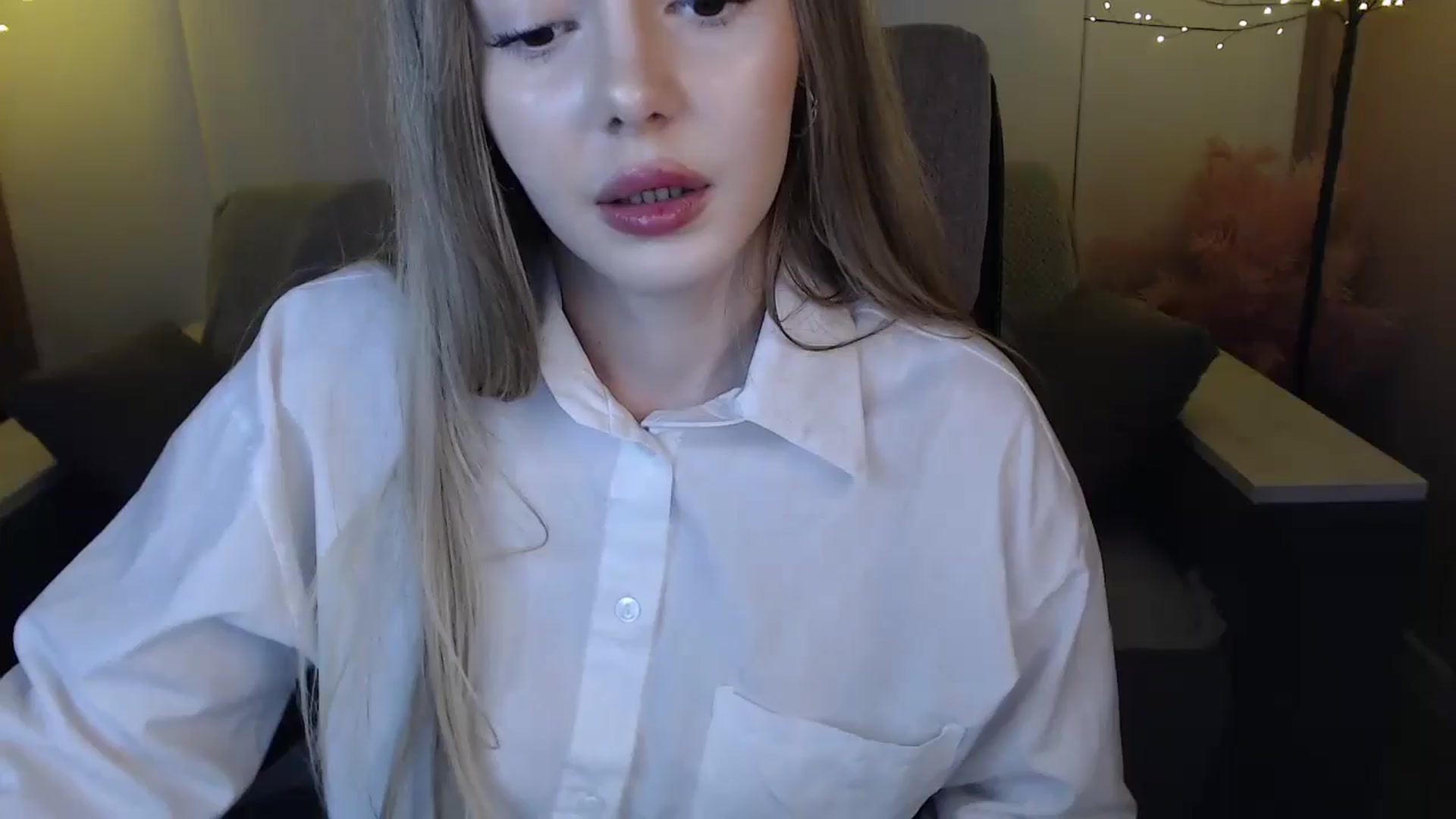 Gallery image thumbnail from SophieKing's myfreecams stream on, 01/05/2025, 12:28 image 16 of 20